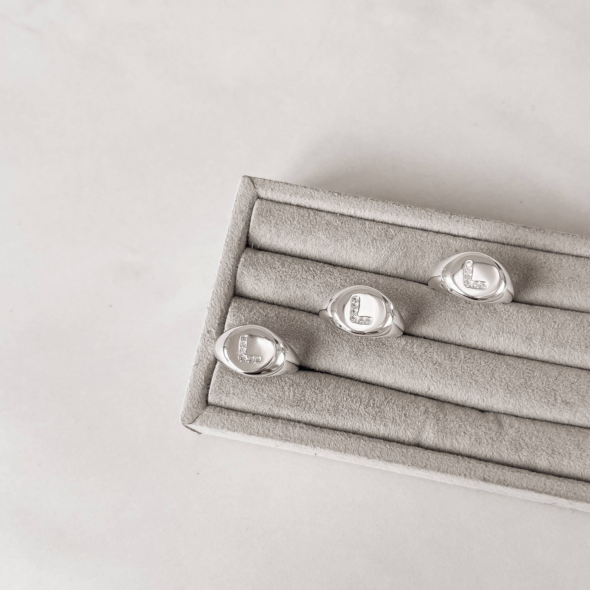 Imagem Anel letra L cravejada dedinho