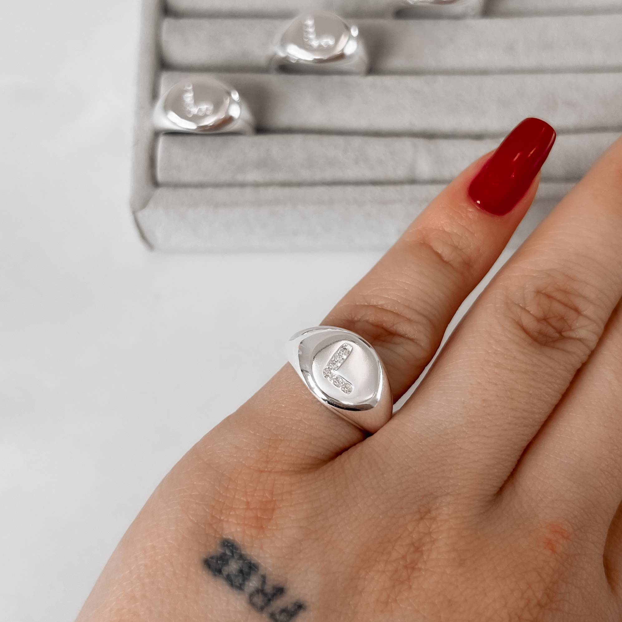 Imagem Secundária Anel letra L cravejada dedinho