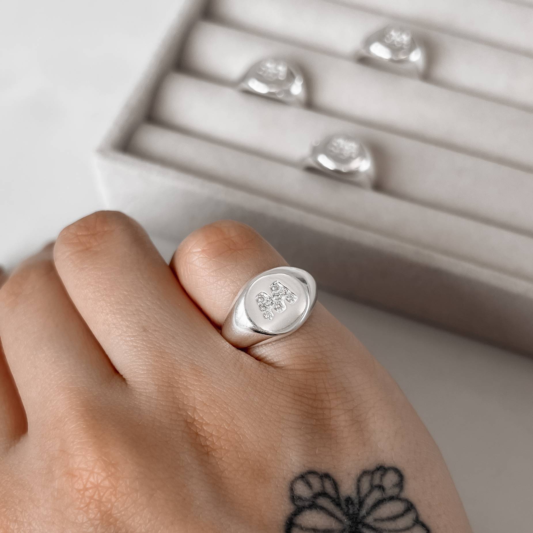 Imagem Anel letra M cravejada dedinho