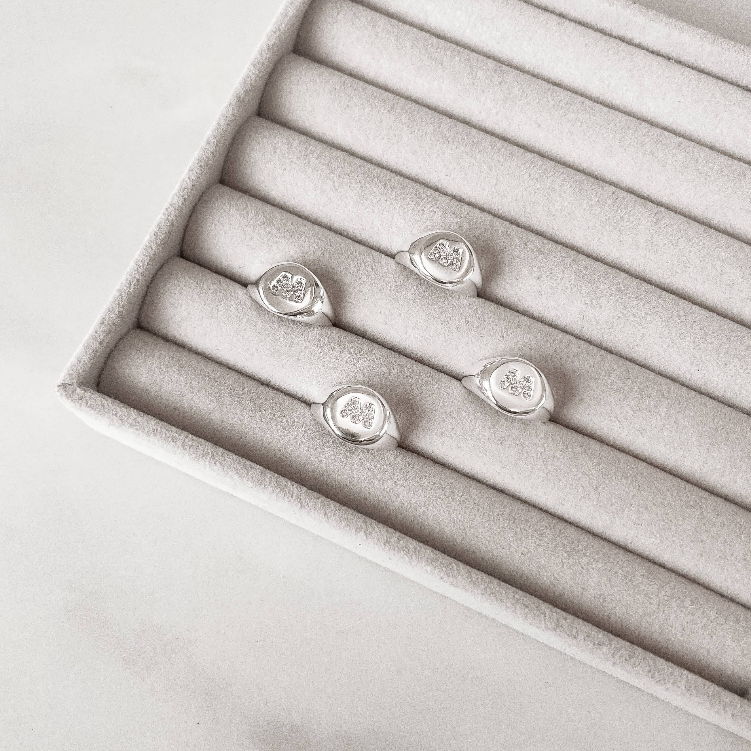 Imagem Secundária Anel letra M cravejada dedinho