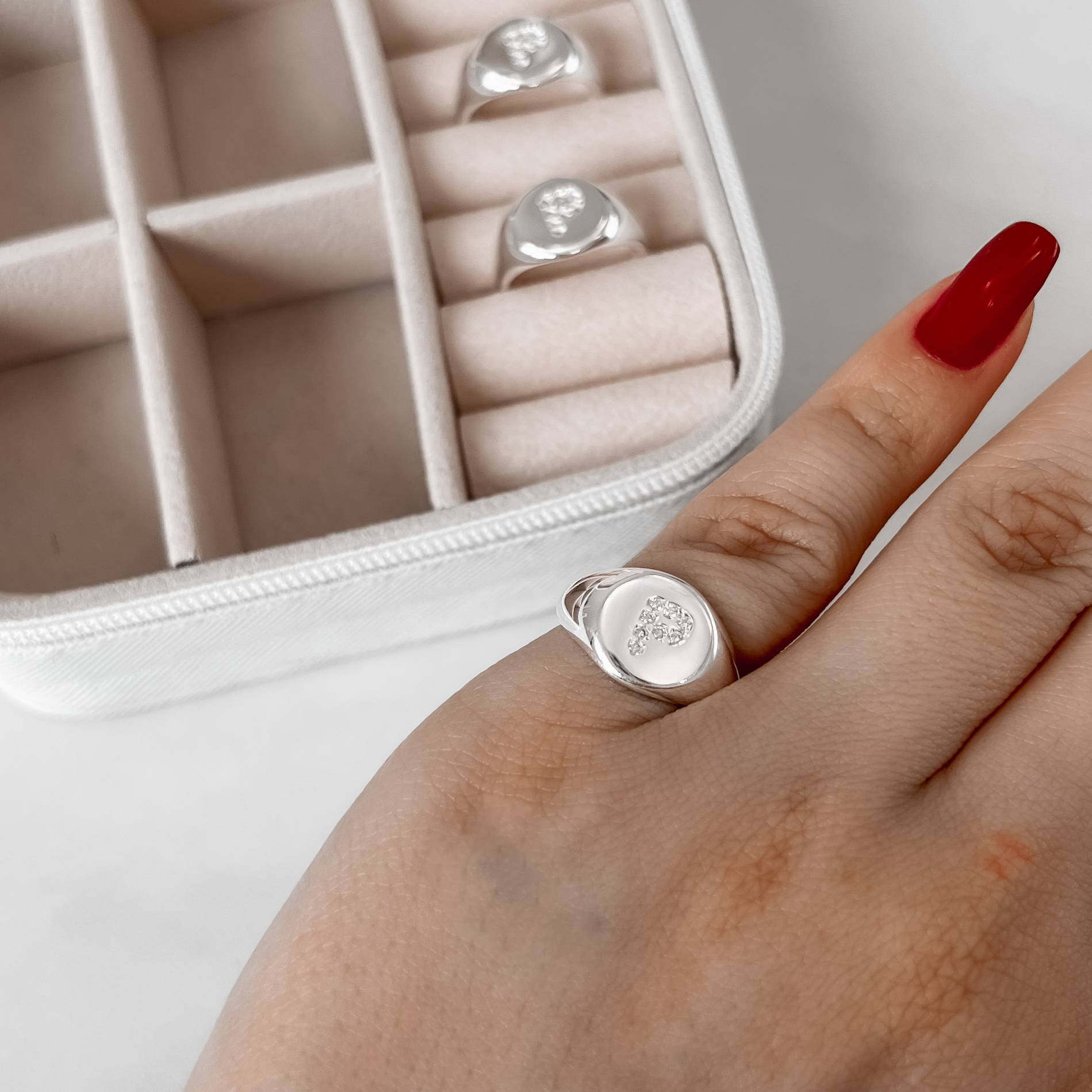 Imagem Secundária Anel letra P cravejada dedinho