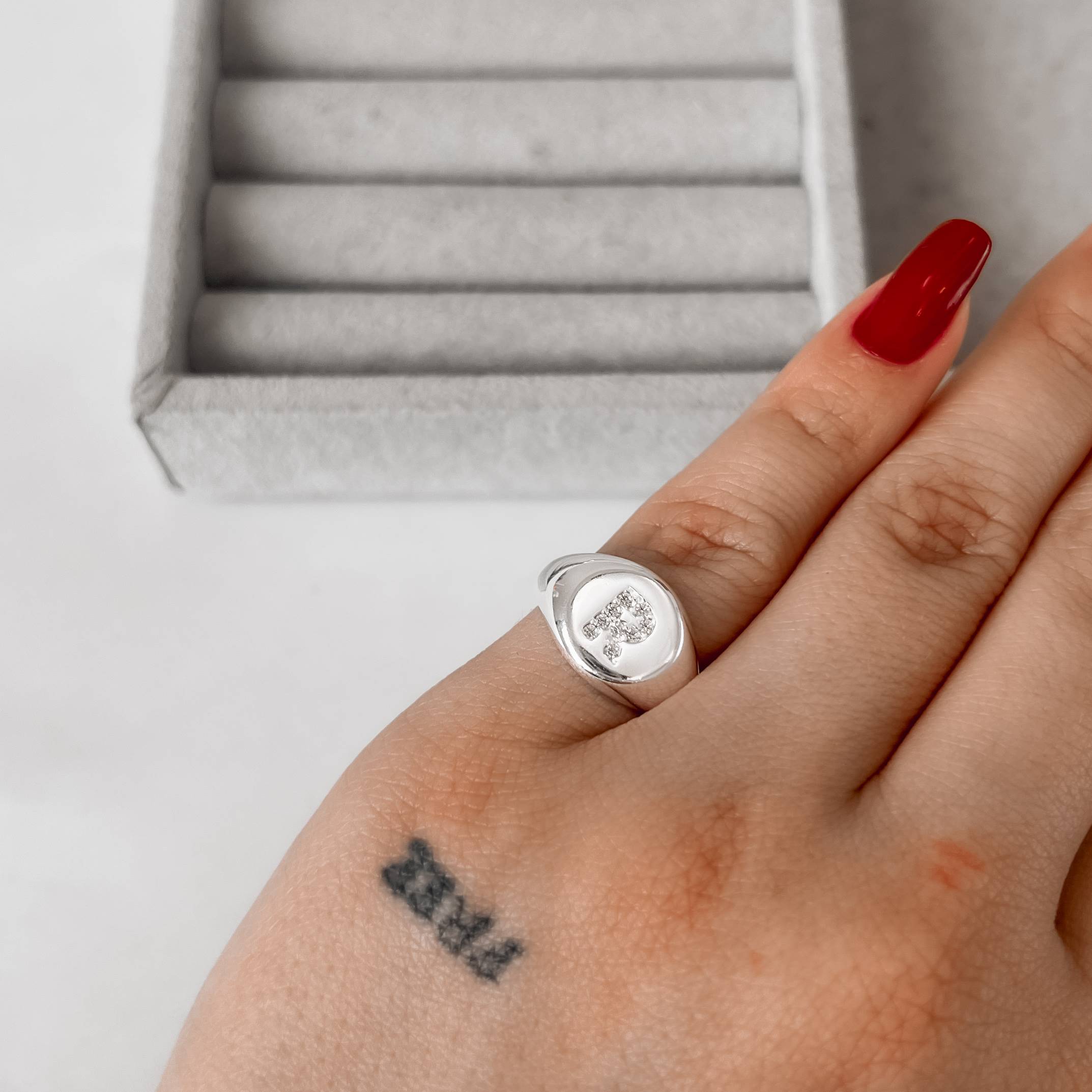 Imagem Anel letra R cravejada dedinho