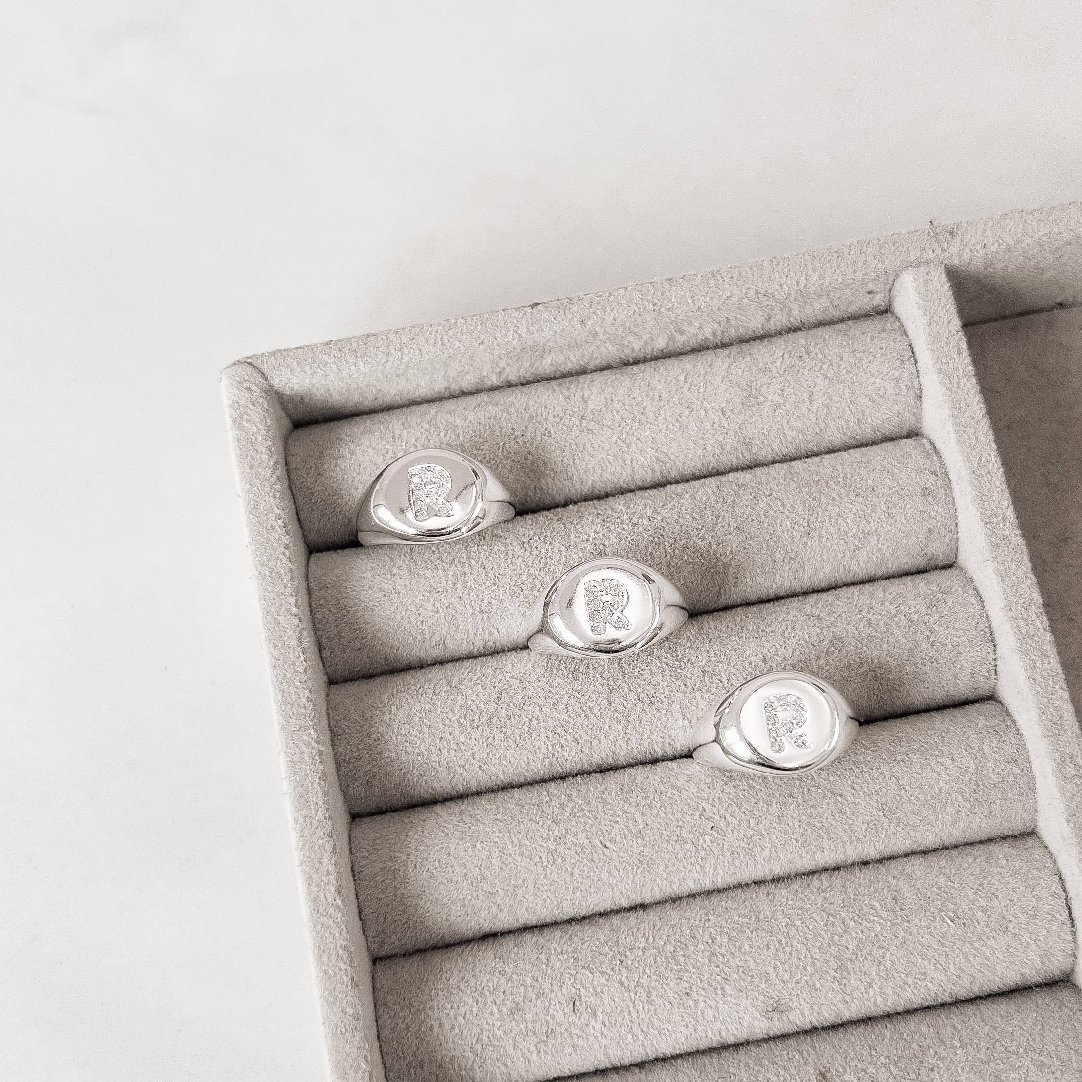 Imagem Secundária Anel letra R cravejada dedinho