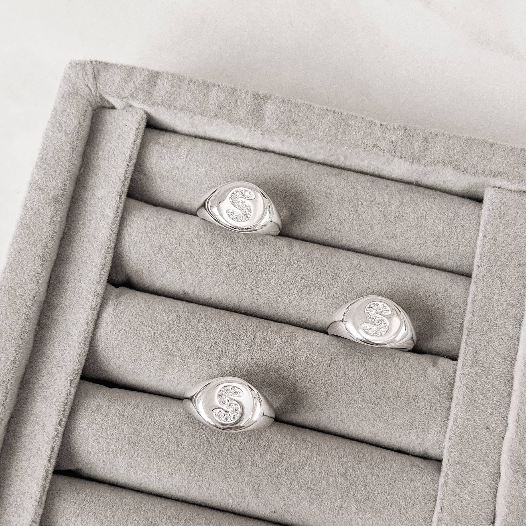 Anel letra S cravejada dedinho