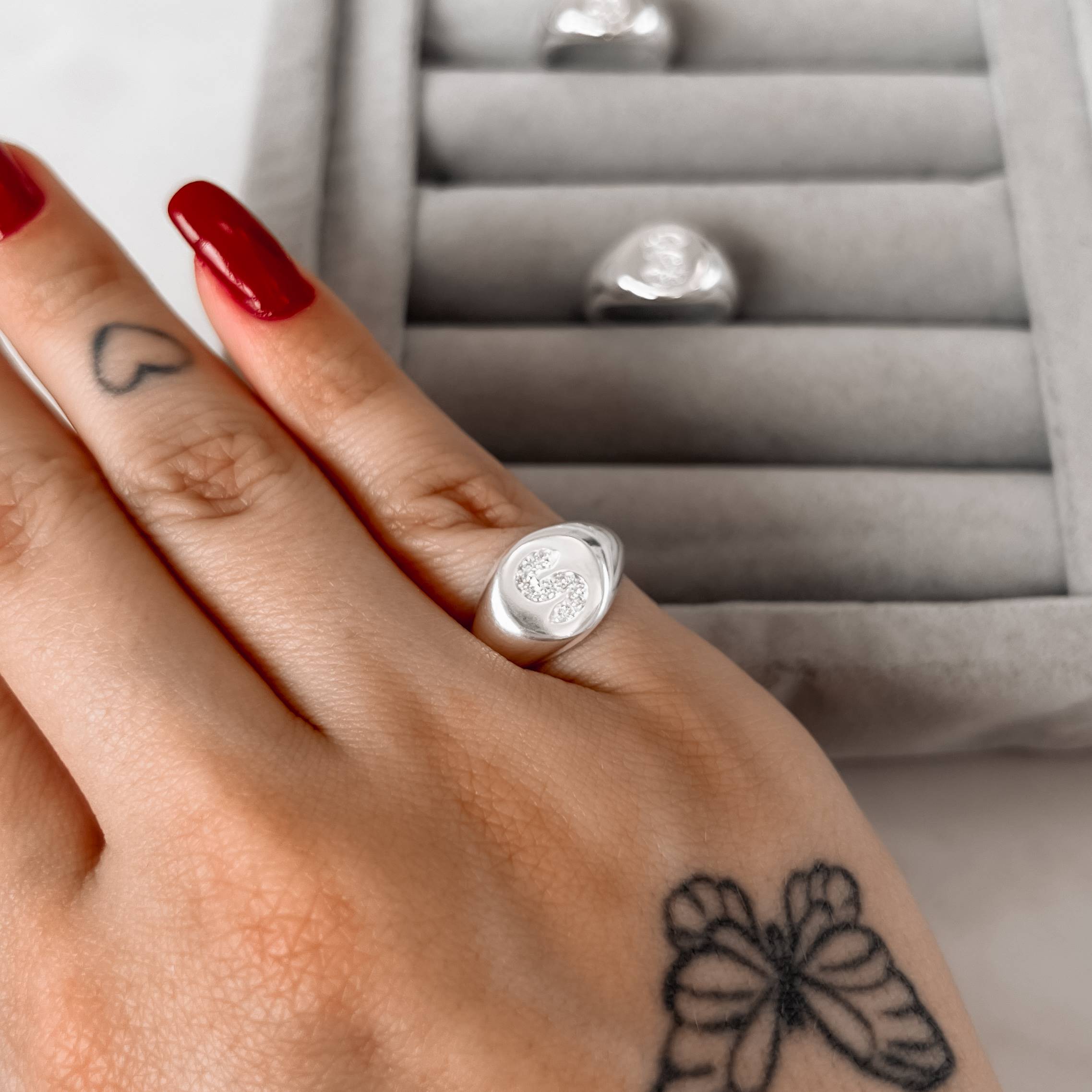 Imagem Secundária Anel letra S cravejada dedinho