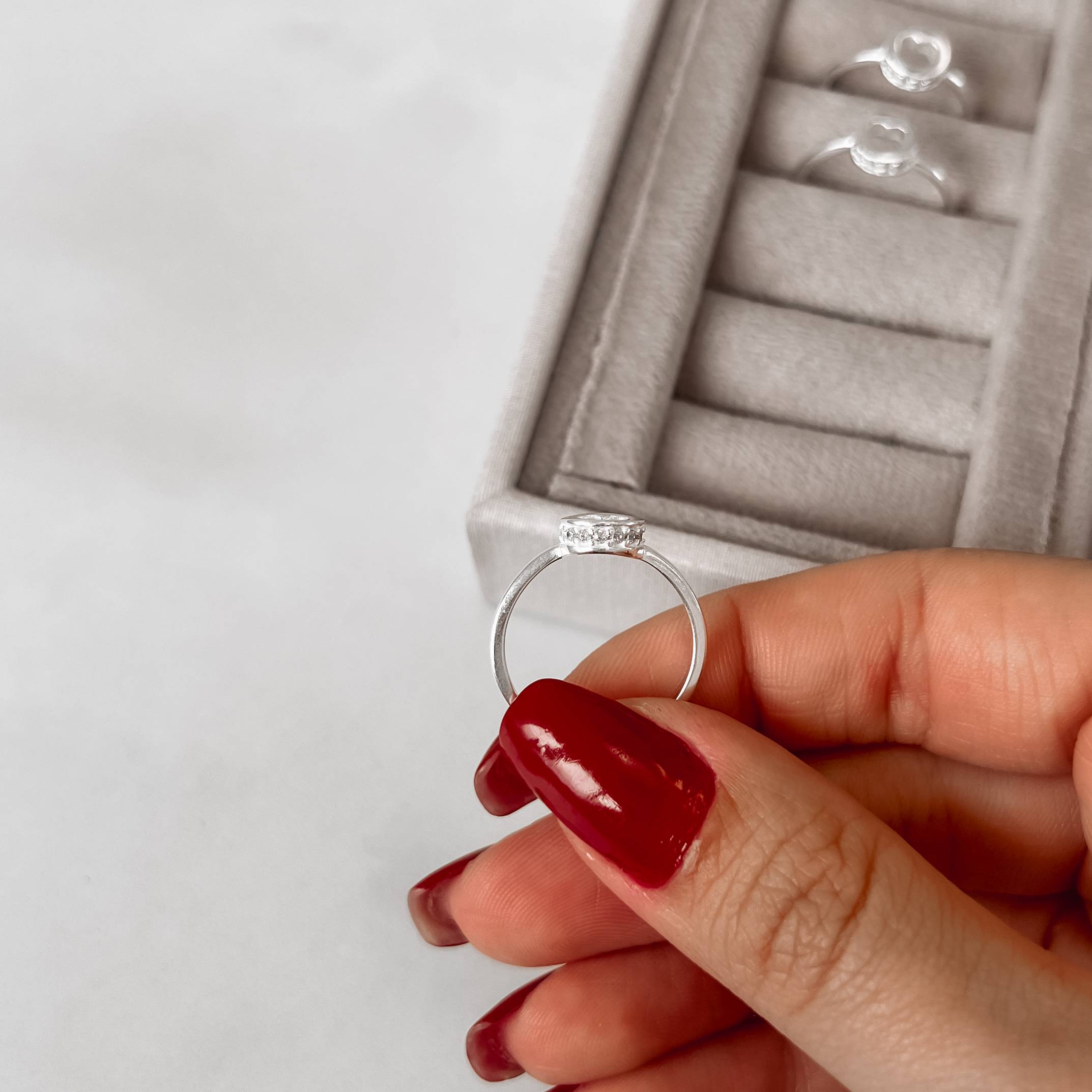 Imagem Secundária Anel medalha coração vazado detalhe cravejado