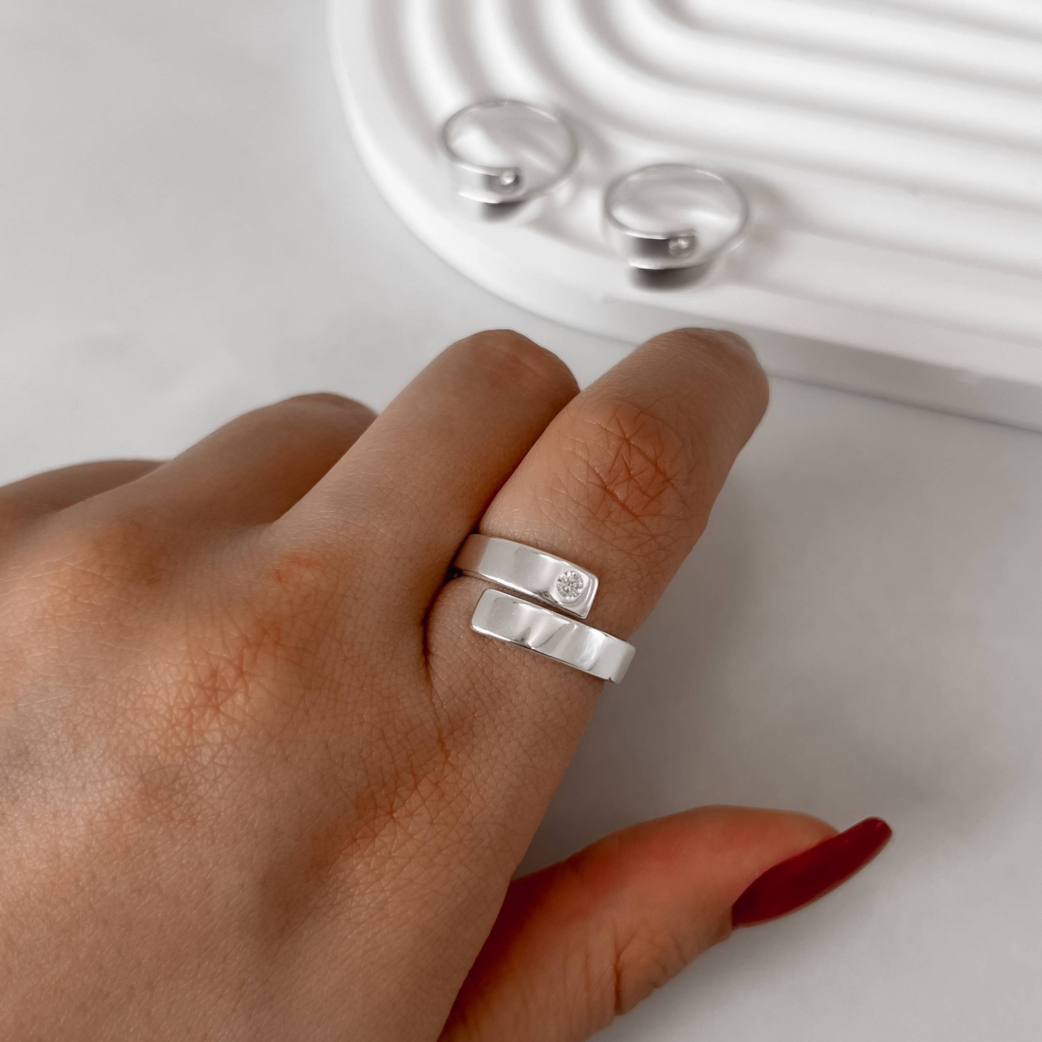 Imagem Anel aberto fio achatado detalhe zircônia