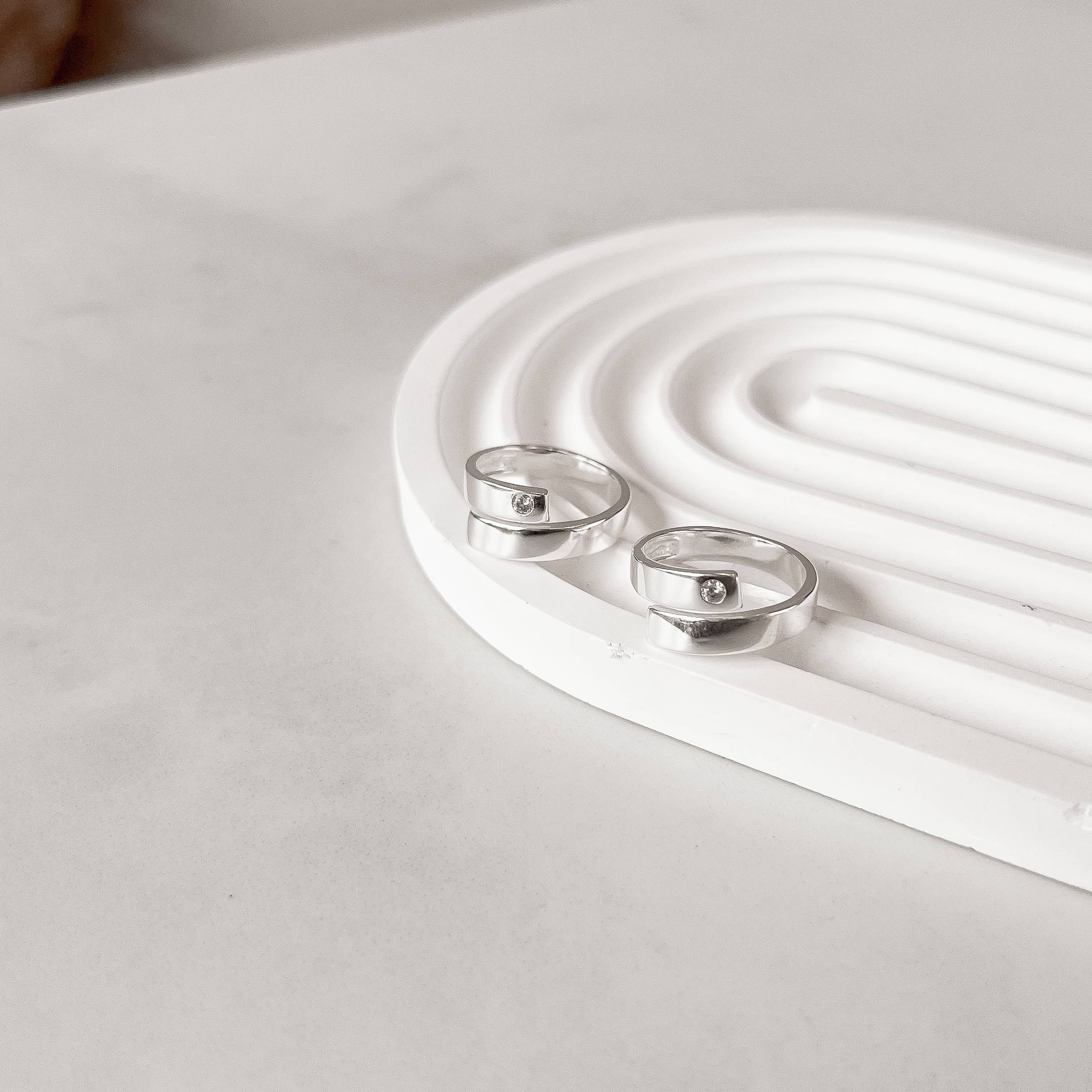 Imagem Secundária Anel aberto fio achatado detalhe zircônia