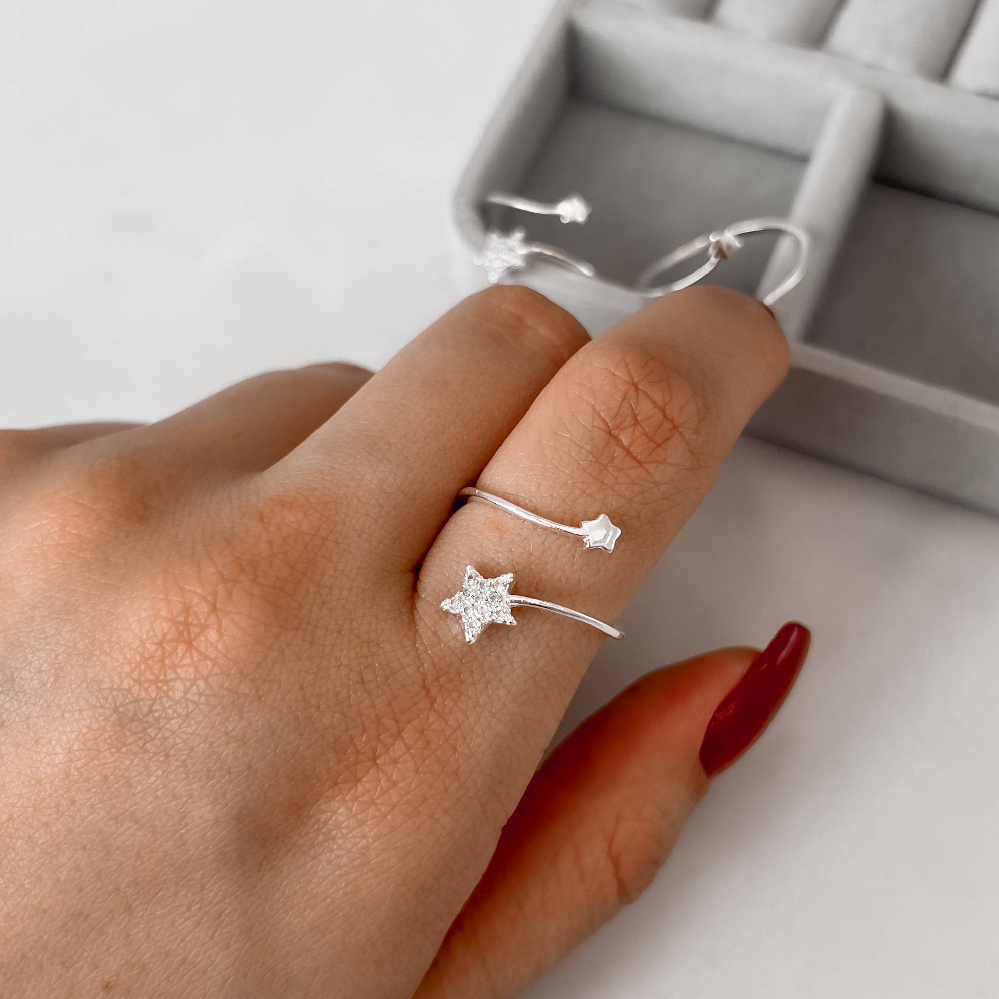 Imagem Secundária Anel estrelas lisa e cravejada regulável G