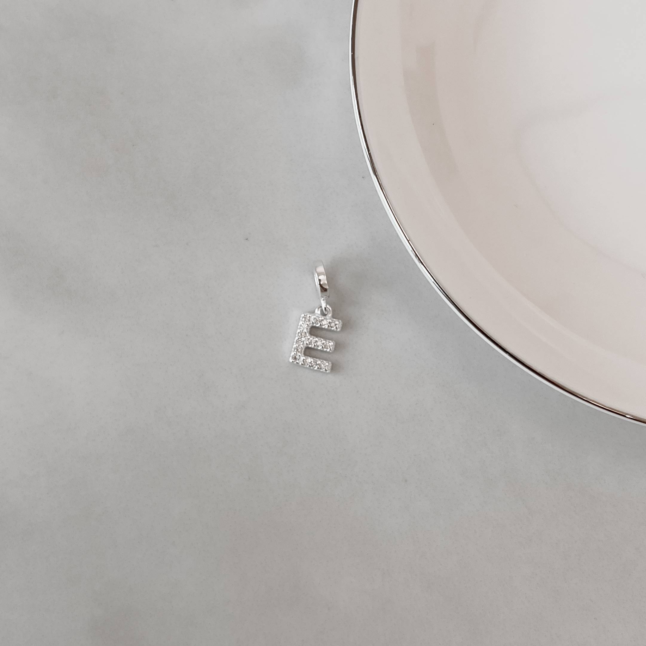 Berloque pingente letra E cravejada 10mm