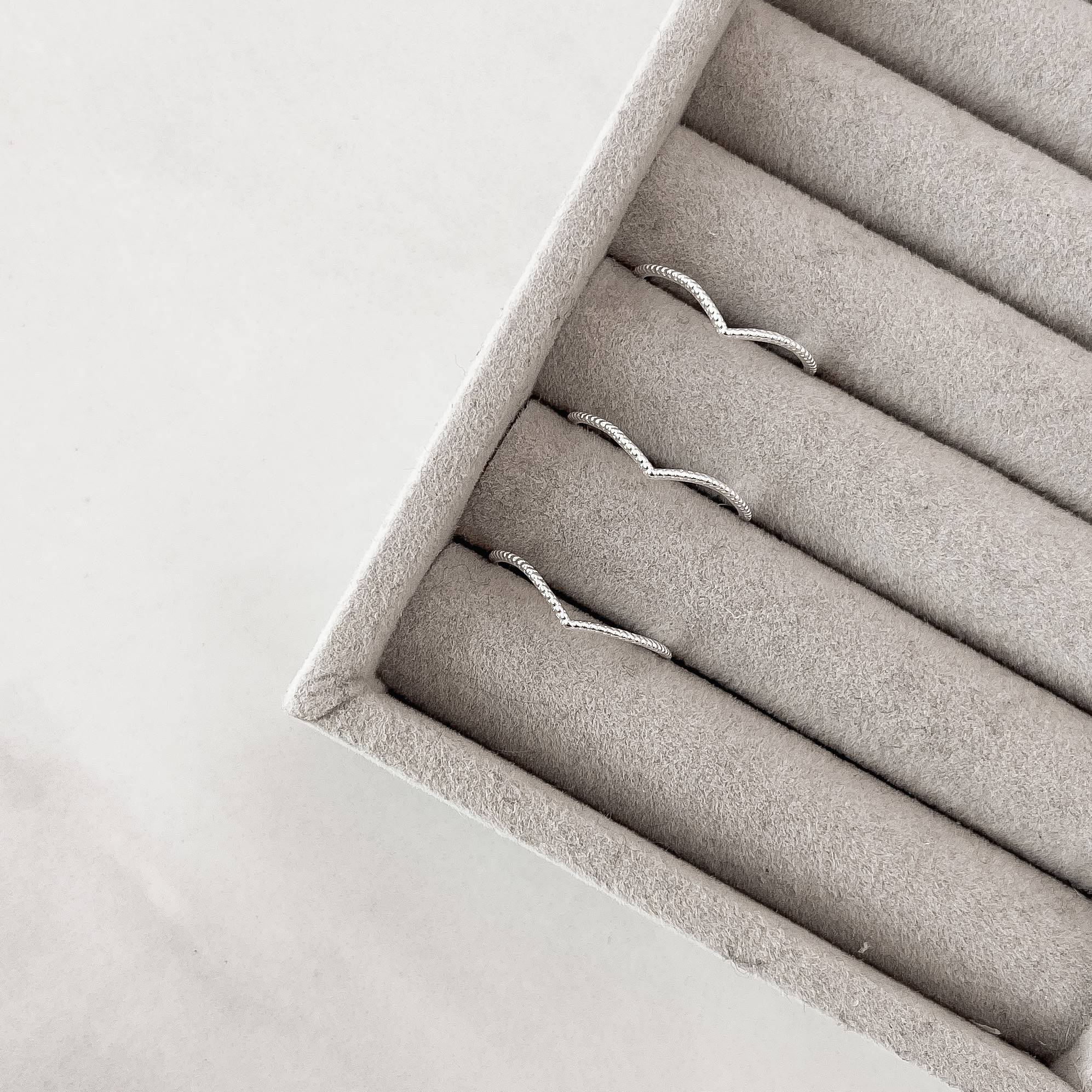 Imagem Secundária Anel V desenhado fino