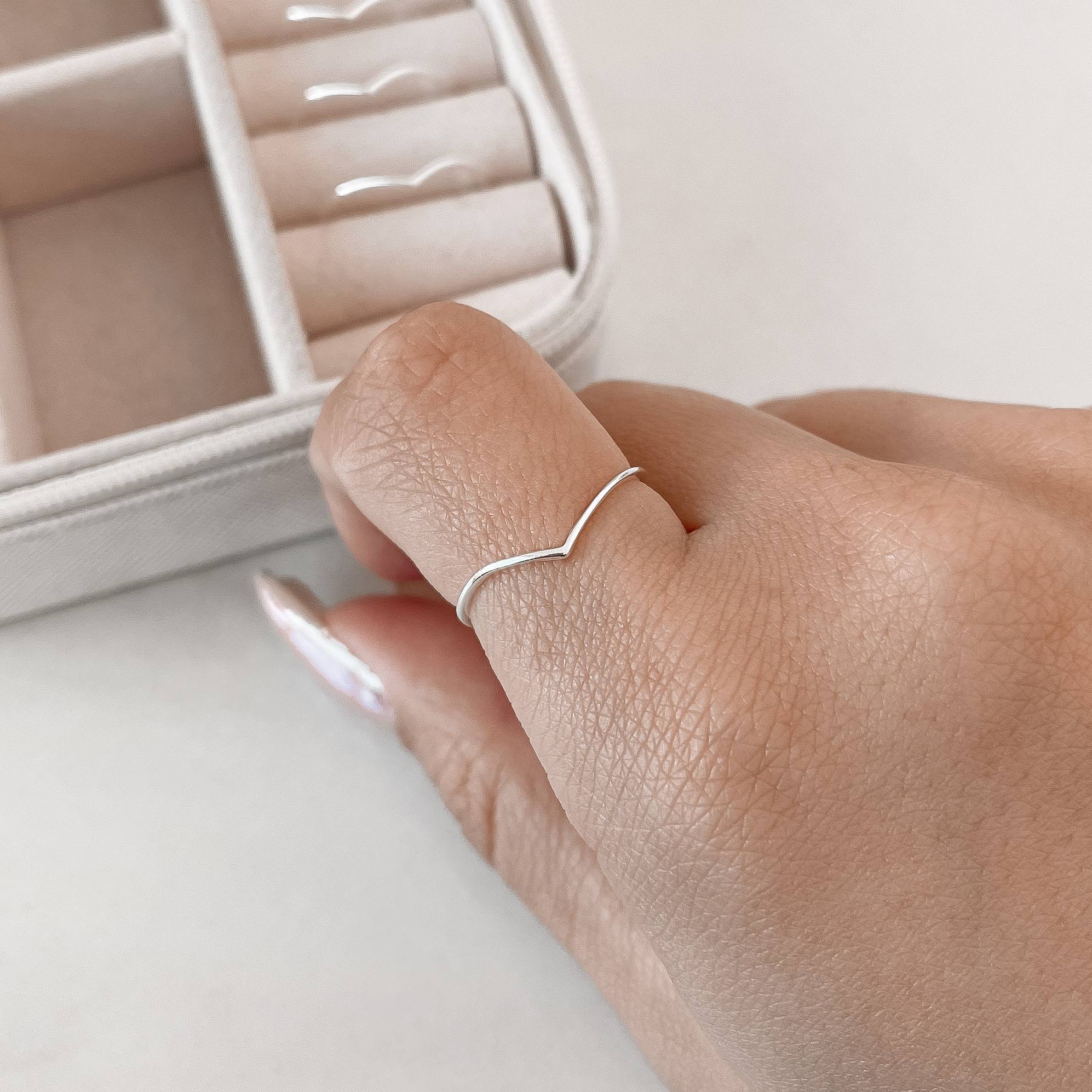 Anel mini V fino