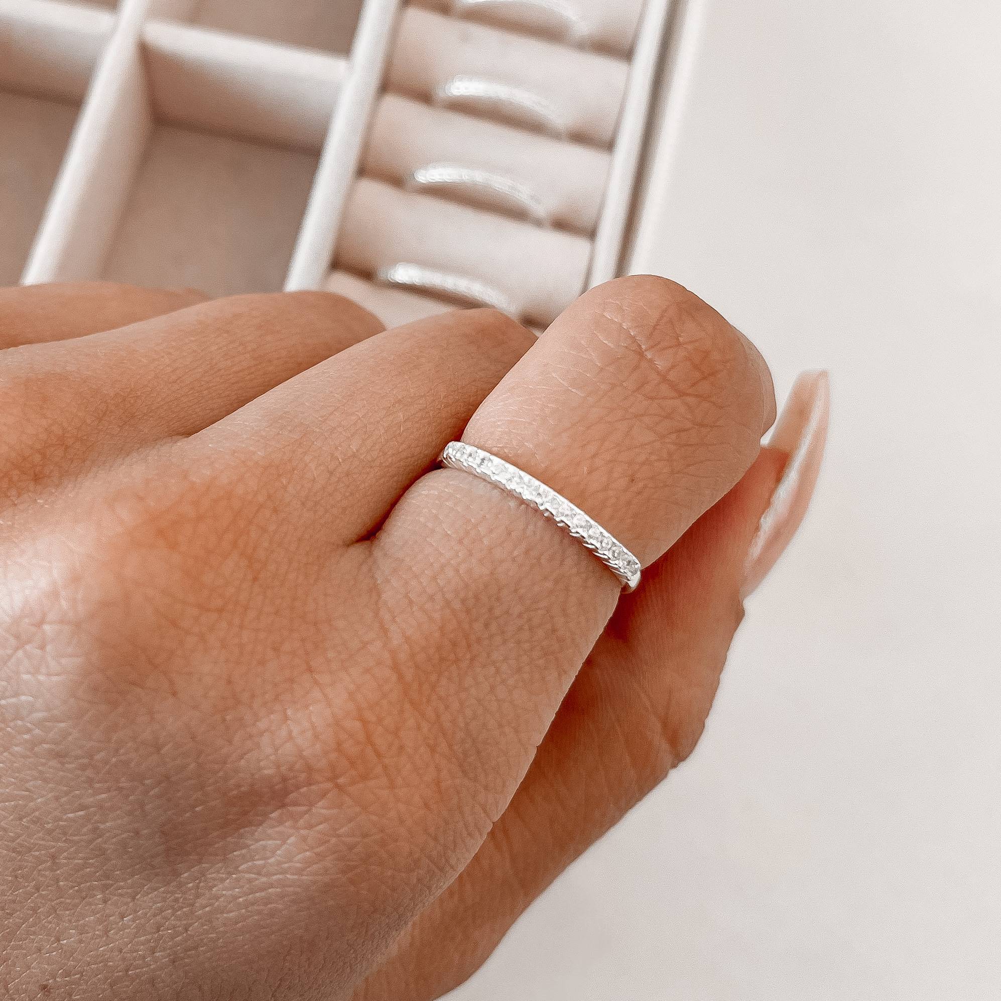 Imagem Anel meia aliança cravejada cristal fina