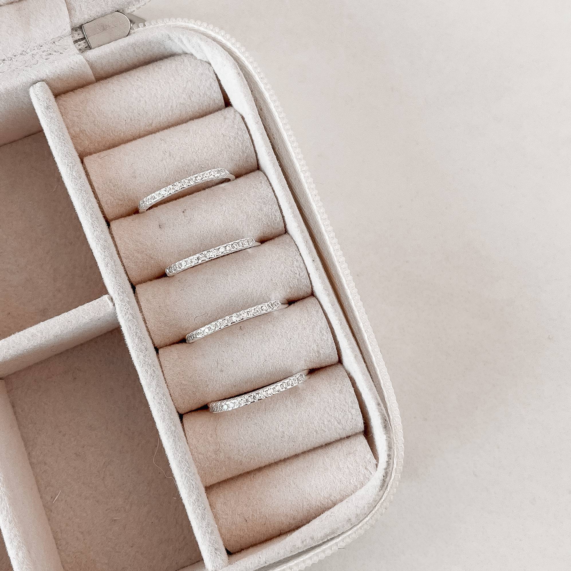 Imagem Secundária Anel meia aliança cravejada cristal fina