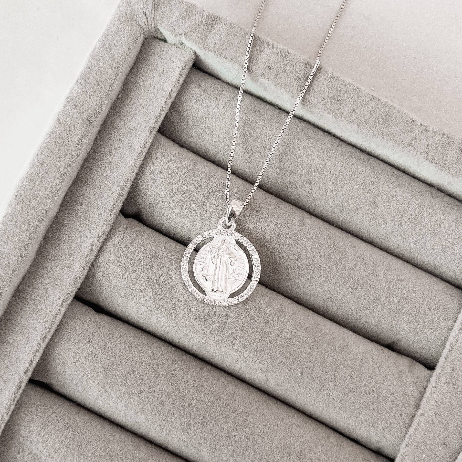 Imagem Colar pingente medalha São Bento borda cravejada 16mm 45cm