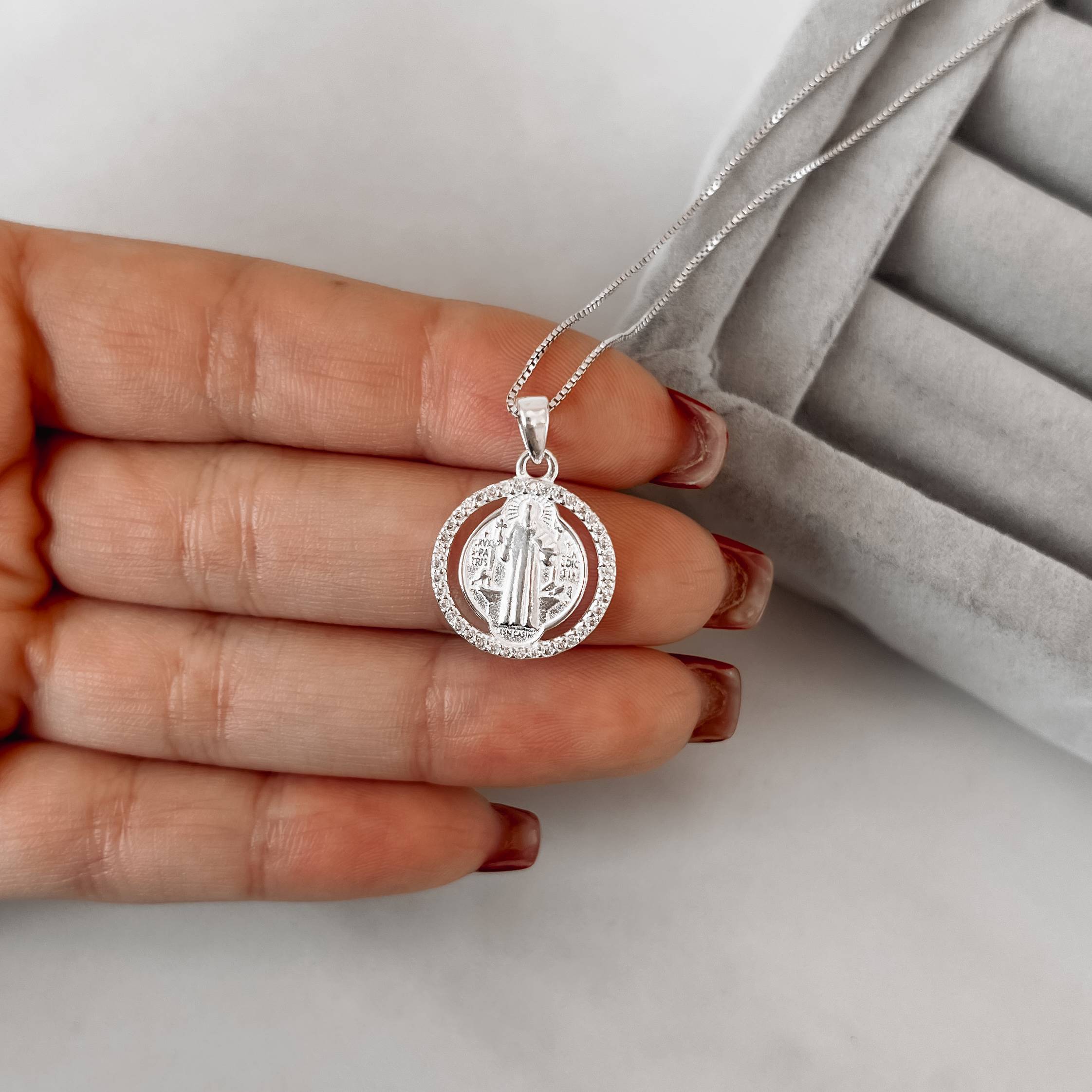 Imagem Secundária Colar pingente medalha São Bento borda cravejada 16mm 45cm