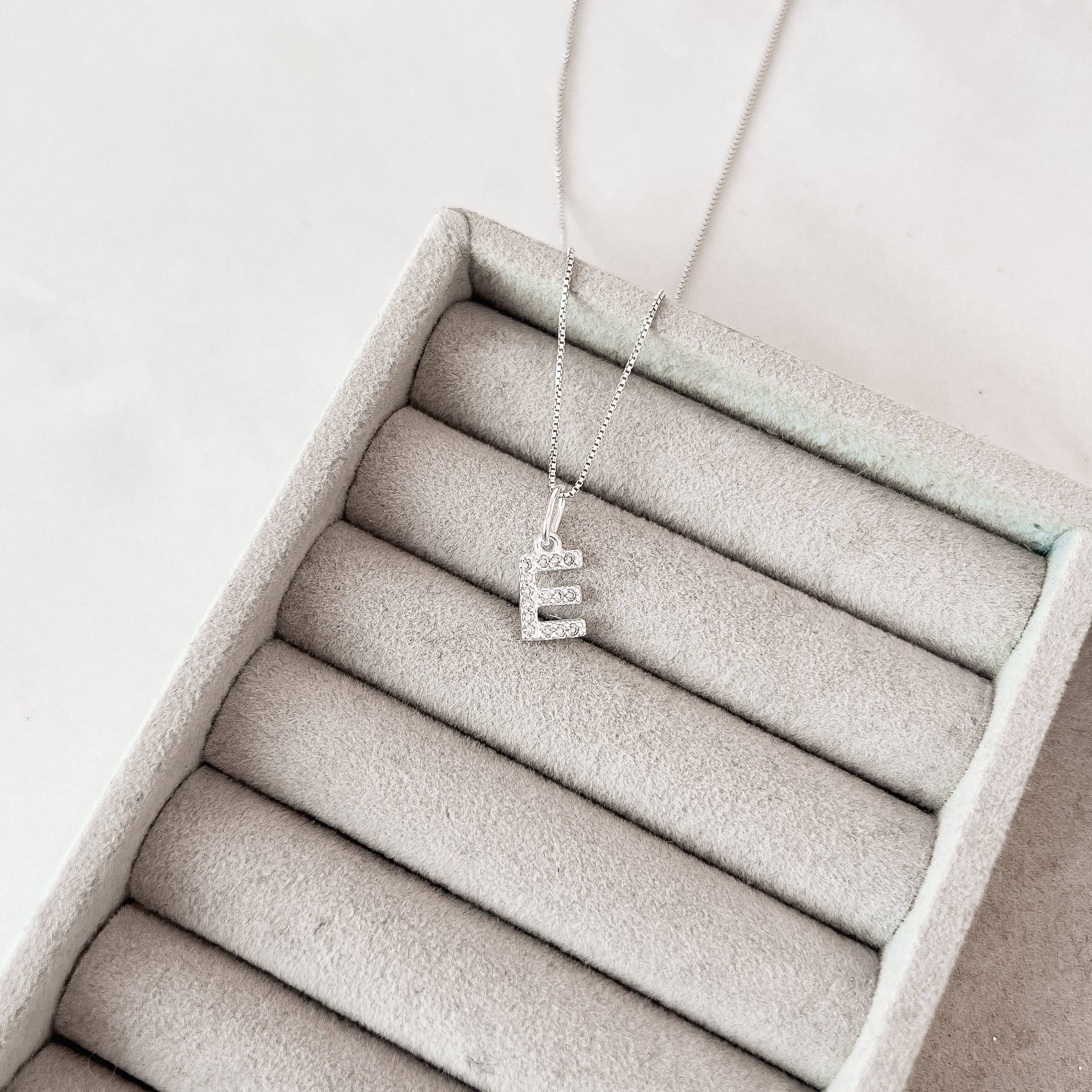 Imagem Colar pingente letra E cravejada 10mm 45cm