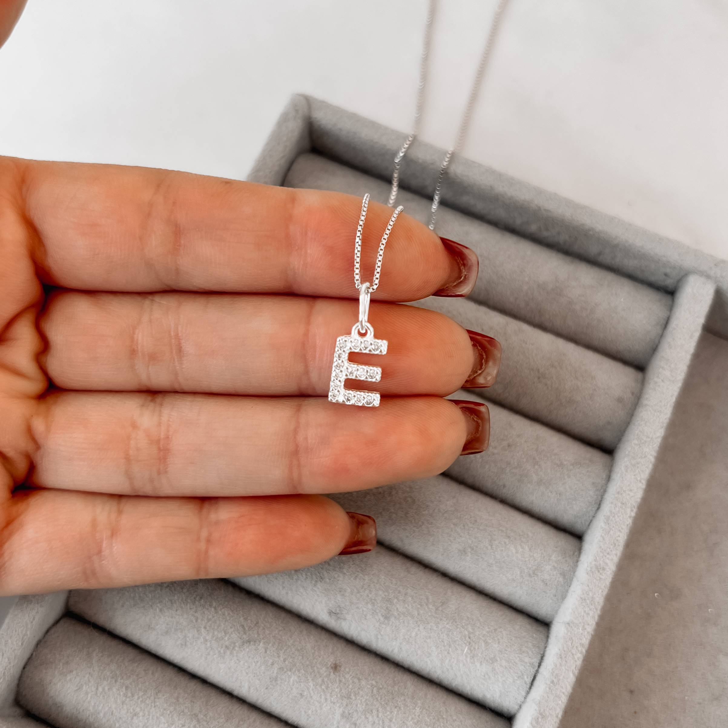 Imagem Secundária Colar pingente letra E cravejada 10mm 45cm