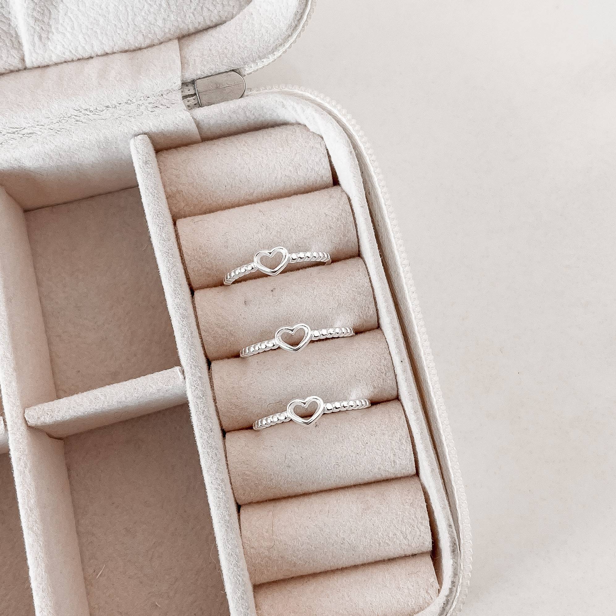 Imagem Secundária Anel coração vazado detalhe bolinhas