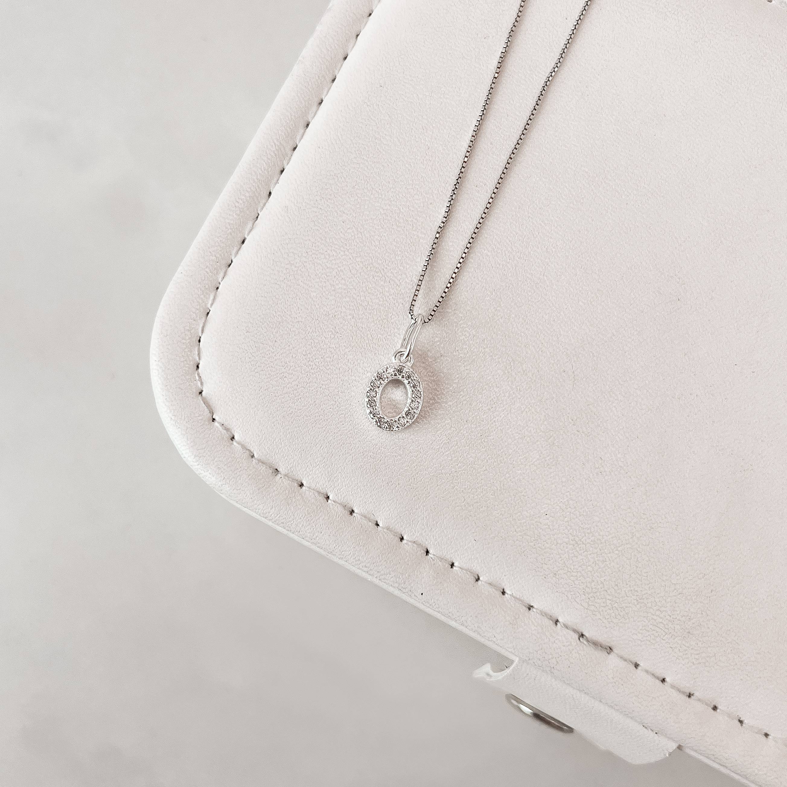 Colar pingente letra O cravejada 10mm 45cm