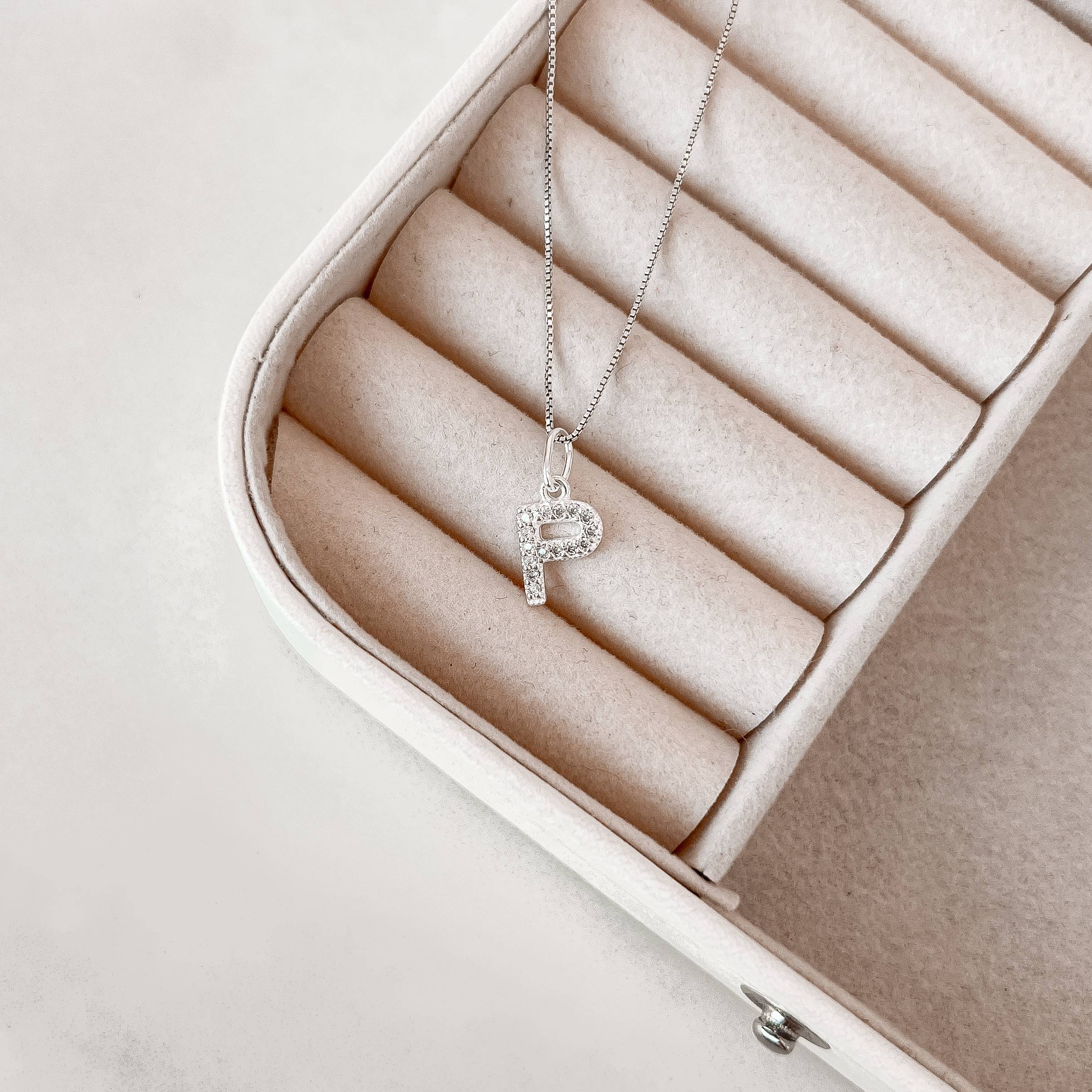 Colar pingente letra P cravejada 10mm 45cm