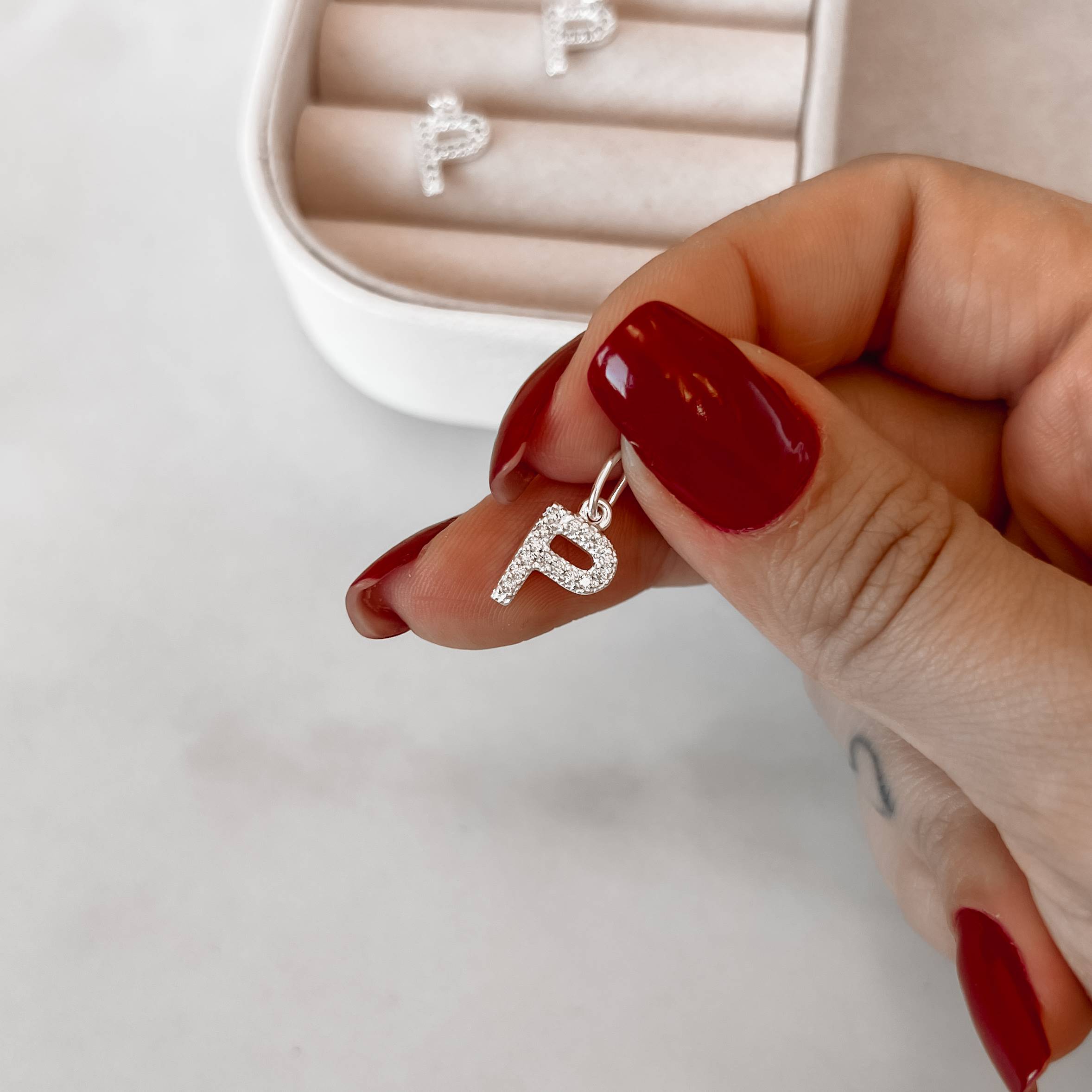 Pingente letra P cravejada 10mm