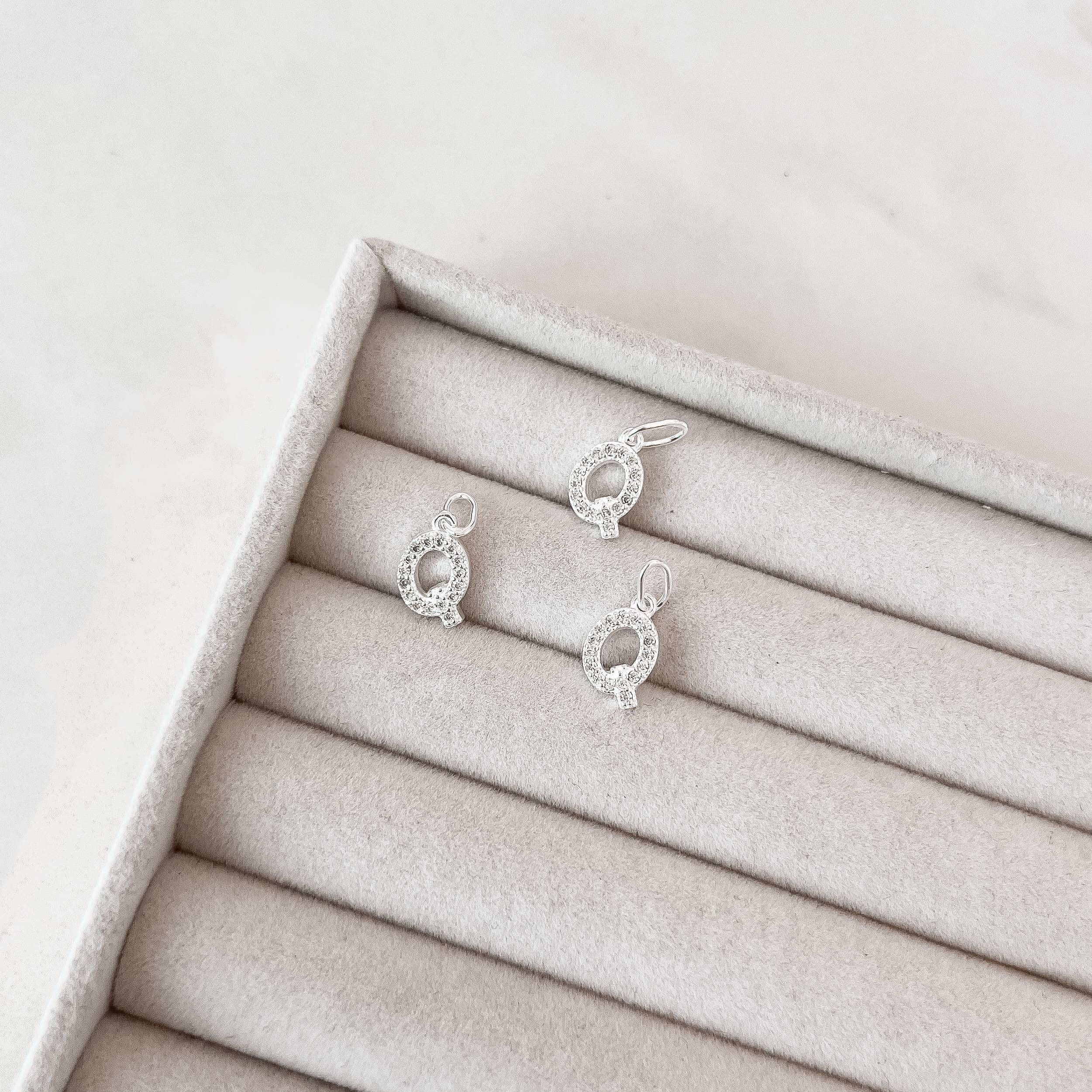 Pingente letra Q cravejada 10mm