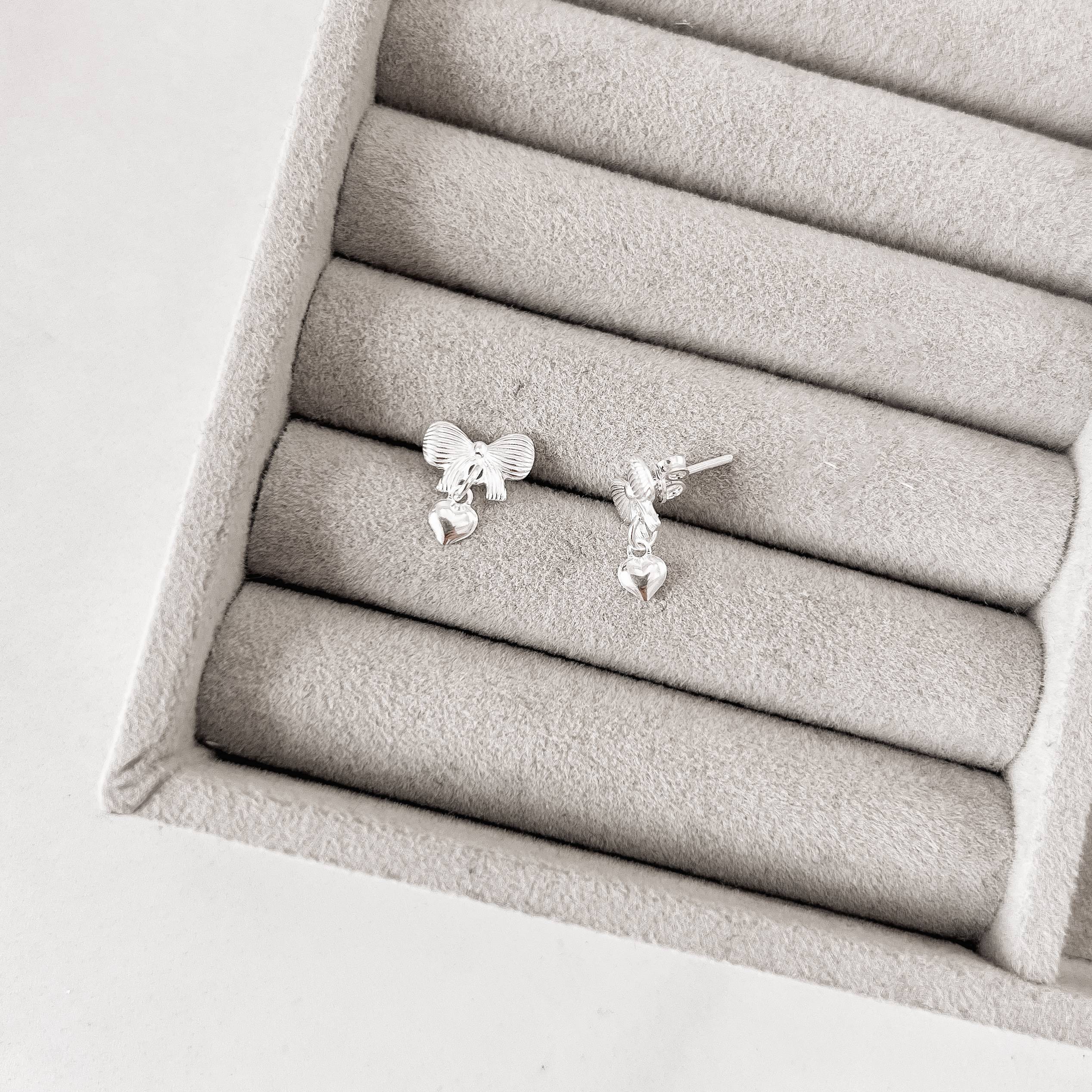 Imagem Brinco laço riscado 10mm pingente coração