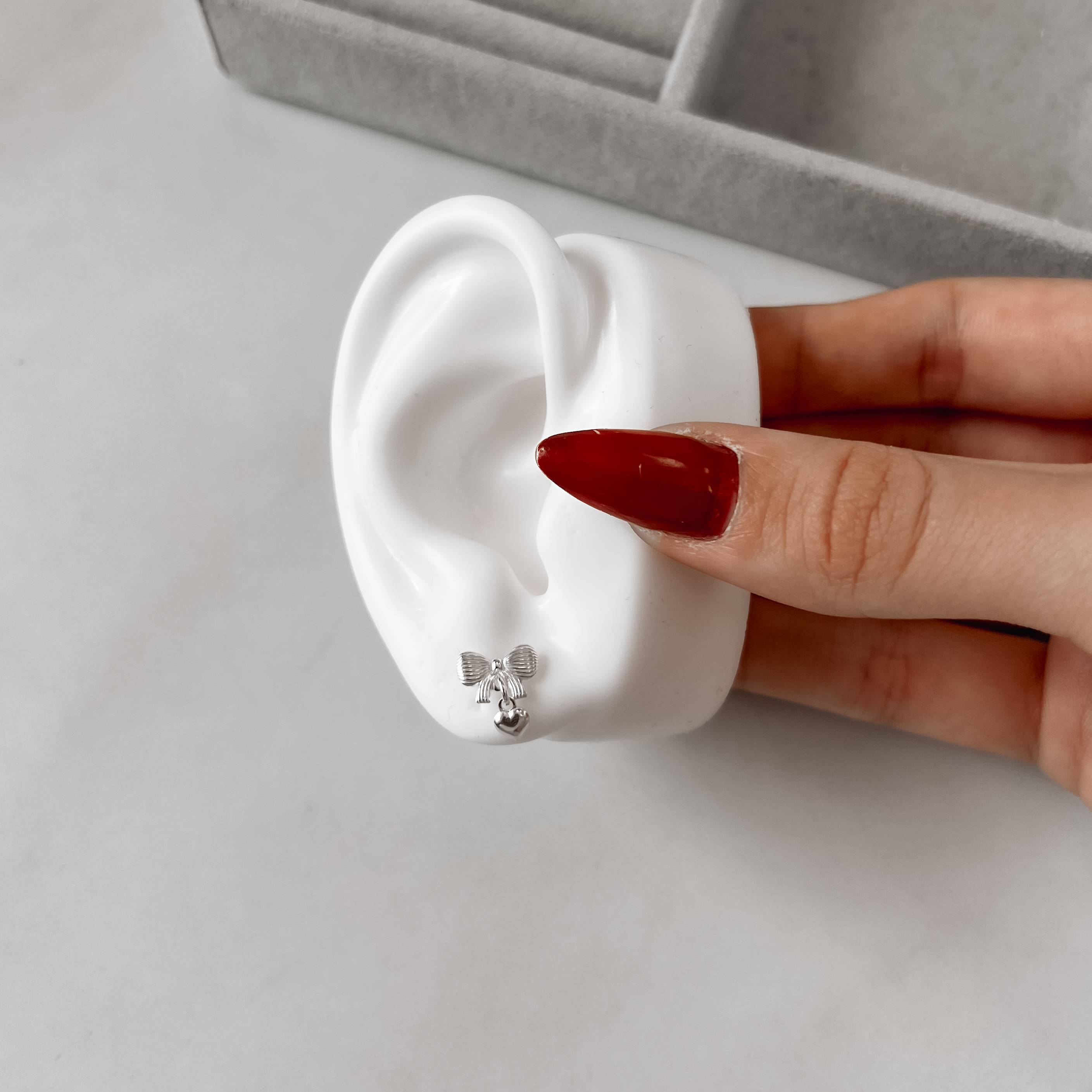 Imagem Secundária Brinco laço riscado 10mm pingente coração