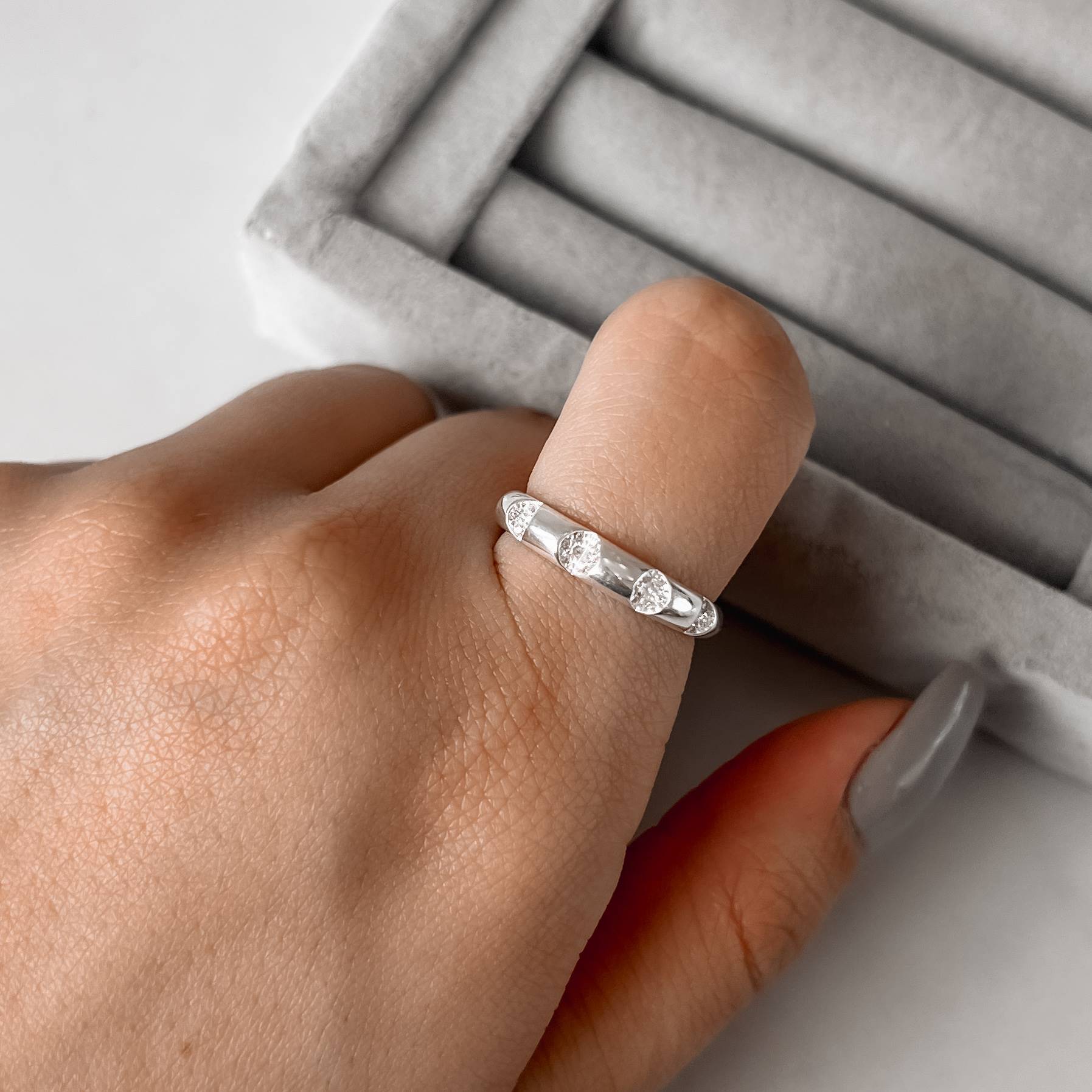 Imagem Anel largo detalhe vazado cravejado