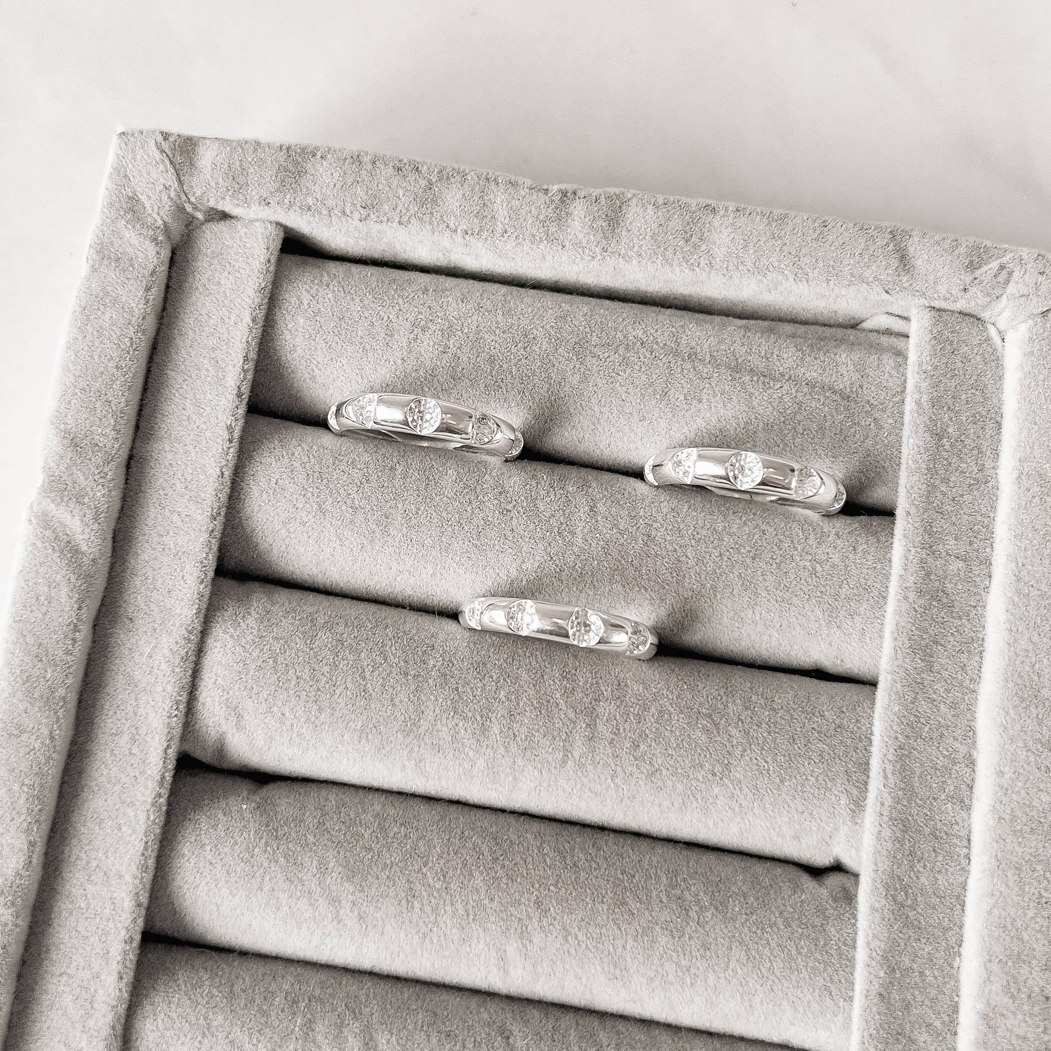 Imagem Secundária Anel largo detalhe vazado cravejado