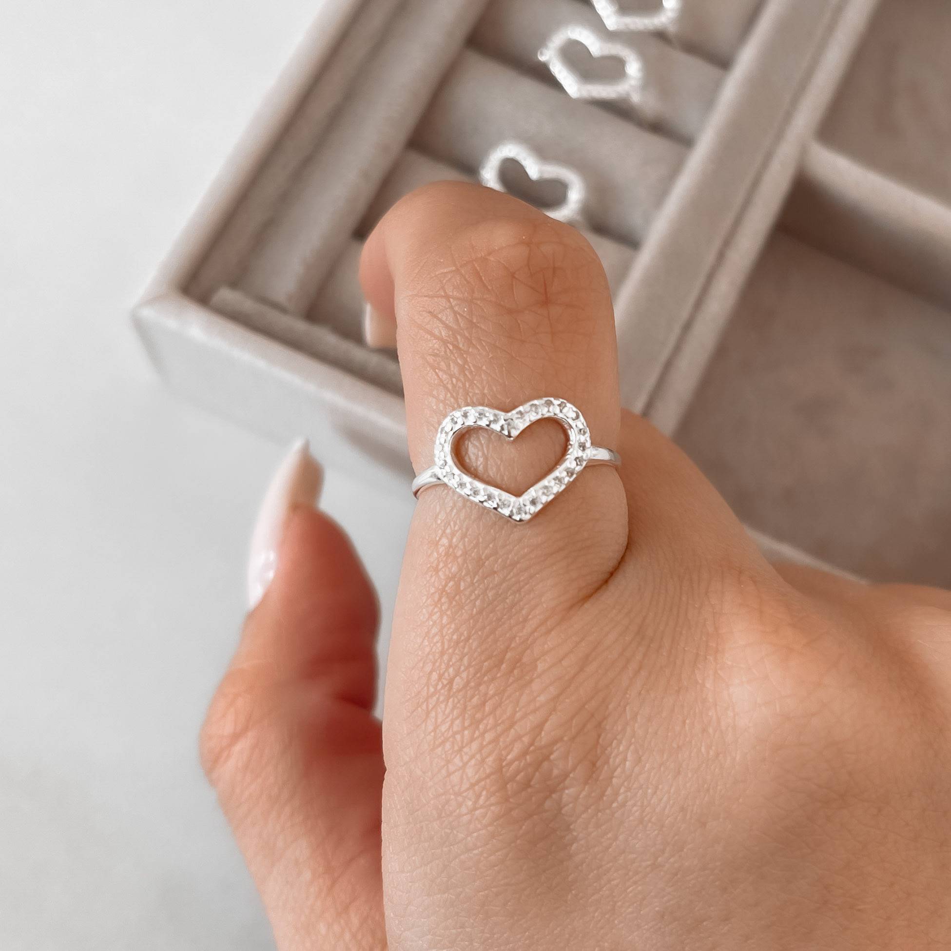 Anel coração vazado cravejado 13mm