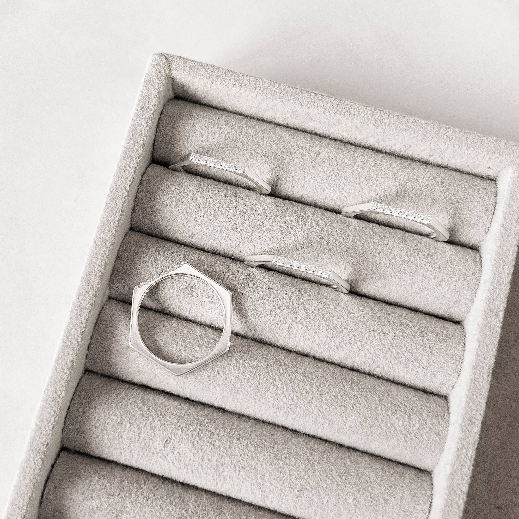 Imagem Anel hexágono detalhe cravejado