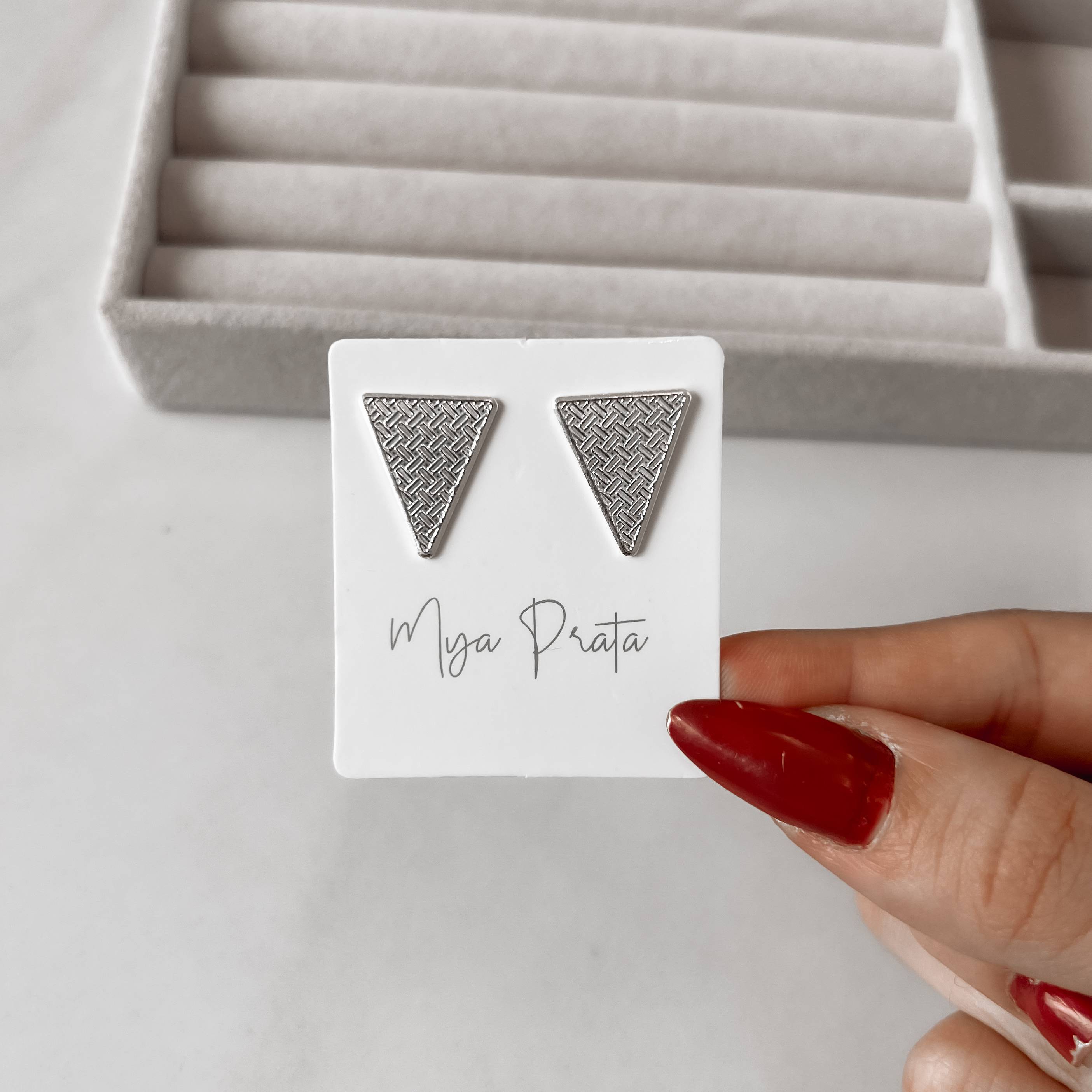 Imagem Secundária Brinco triângulo invertido desenhado 17mm