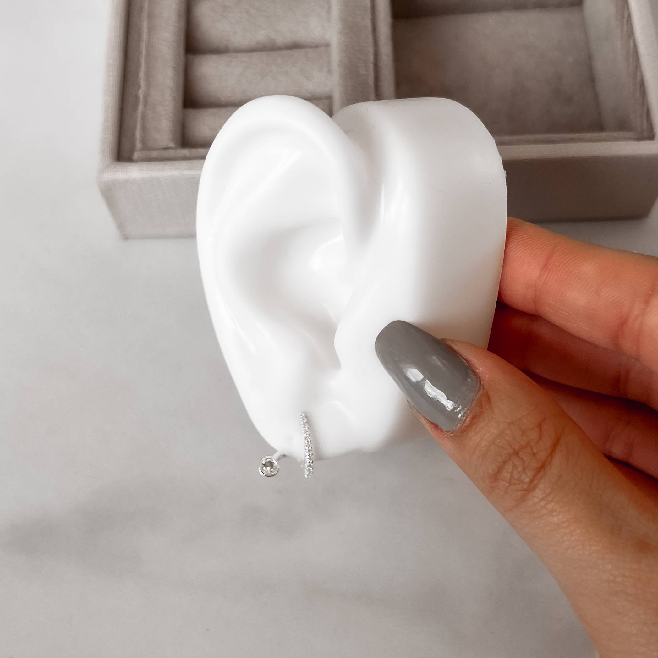 Imagem Argola oval cravejada e zircônia 13mm tarraxa