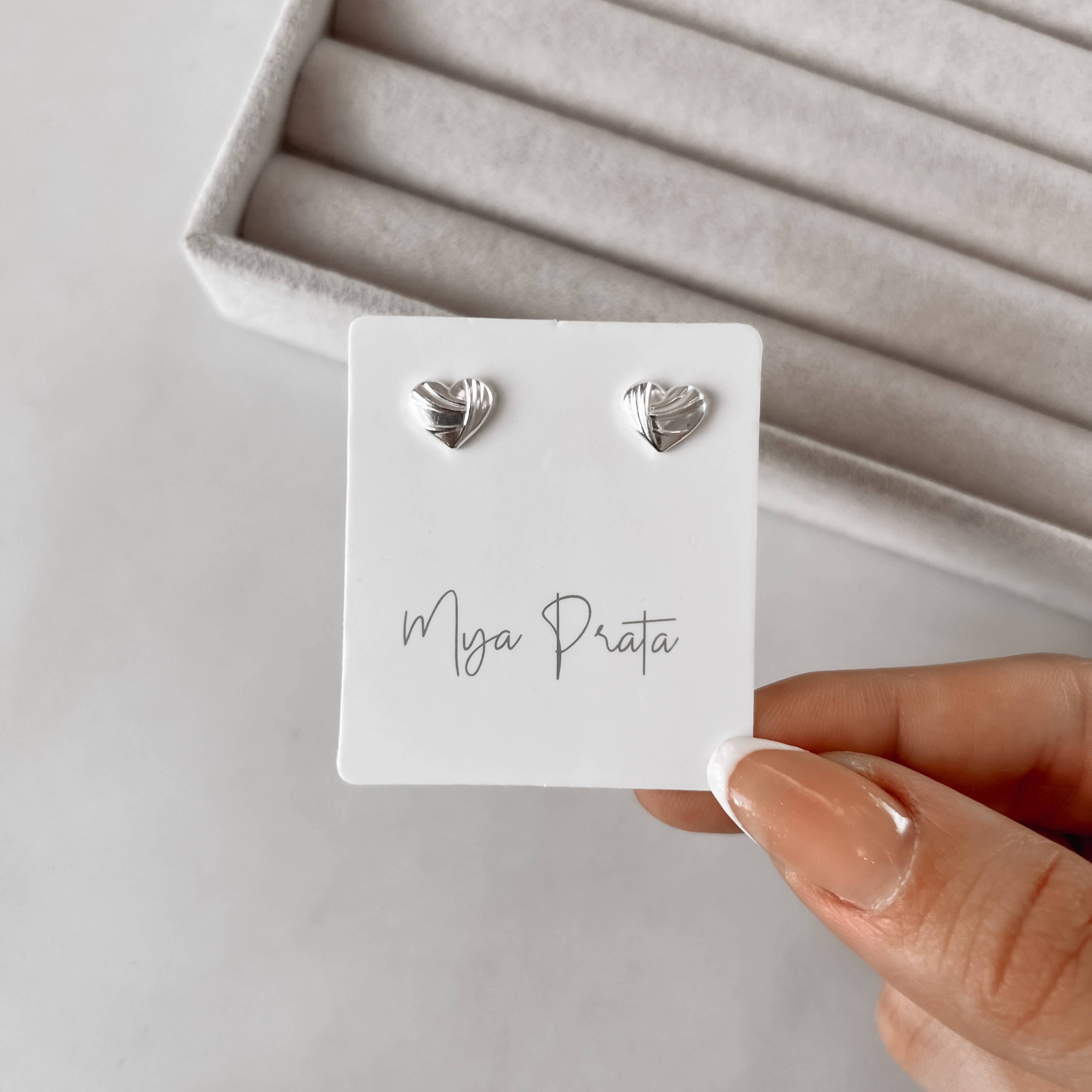 Imagem Secundária Brinco coração desenhado 8mm