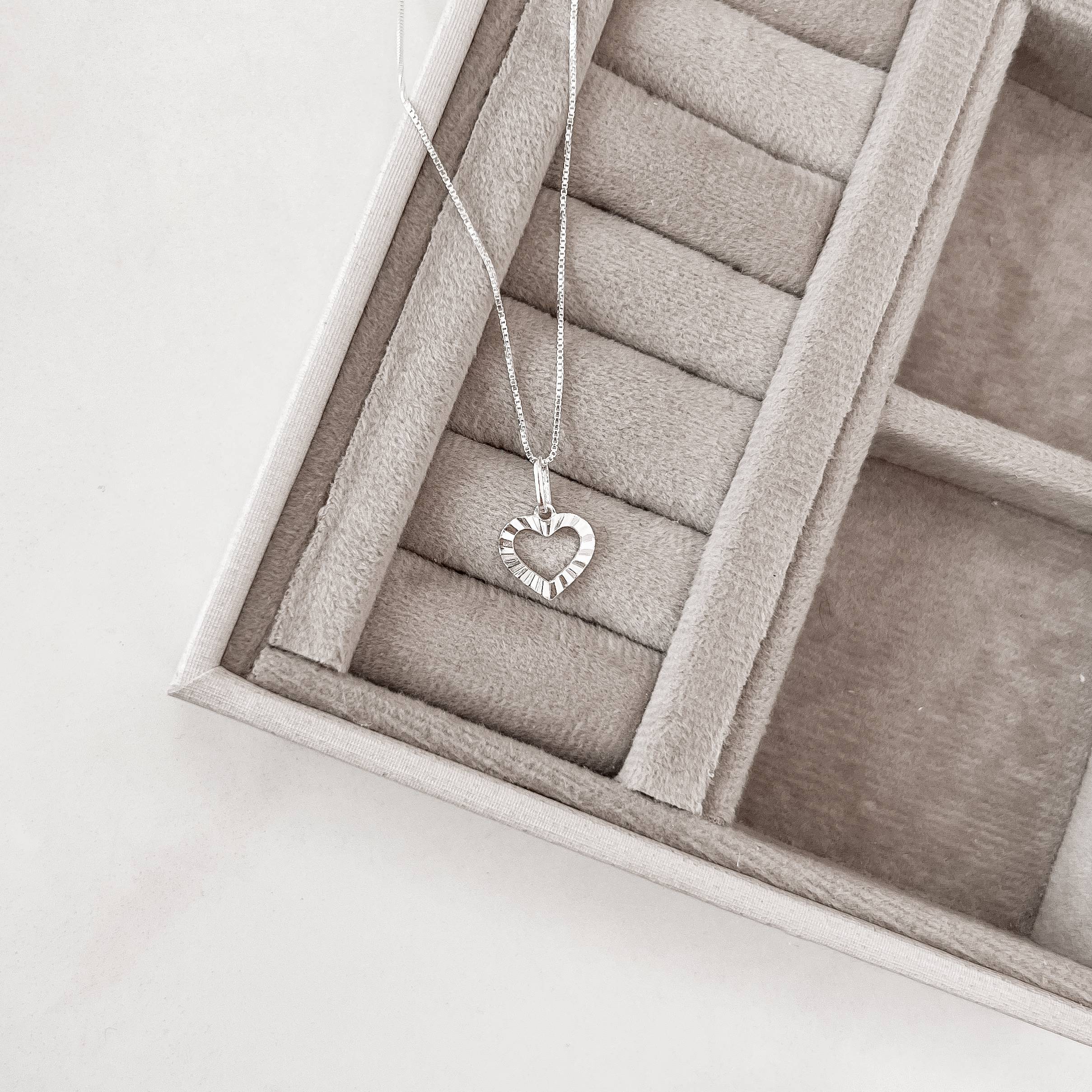 Imagem Secundária Colar pingente coração vazado desenhado 11mm 40cm