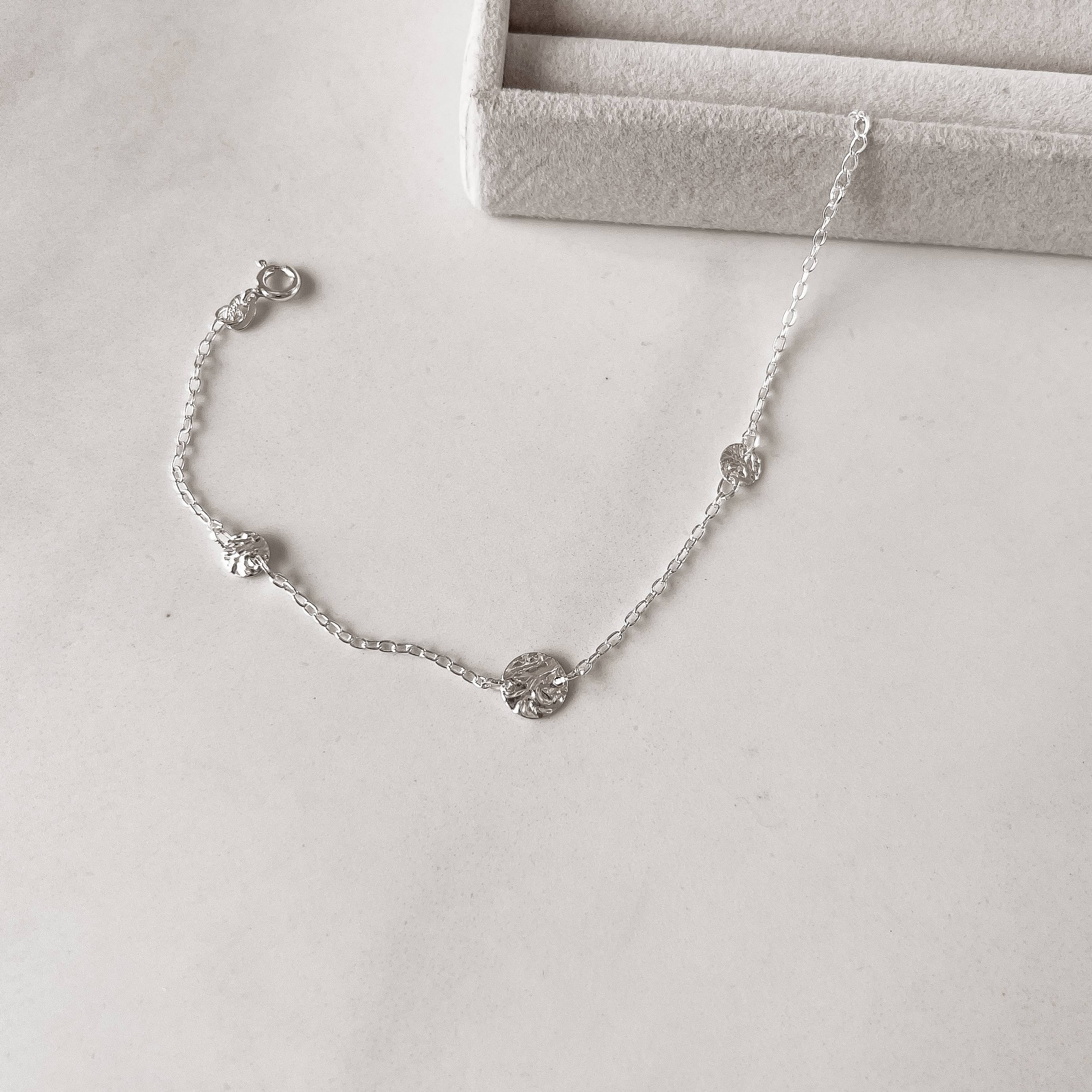 Pulseira entremeio medalhas texturizadas 6 e 8mm