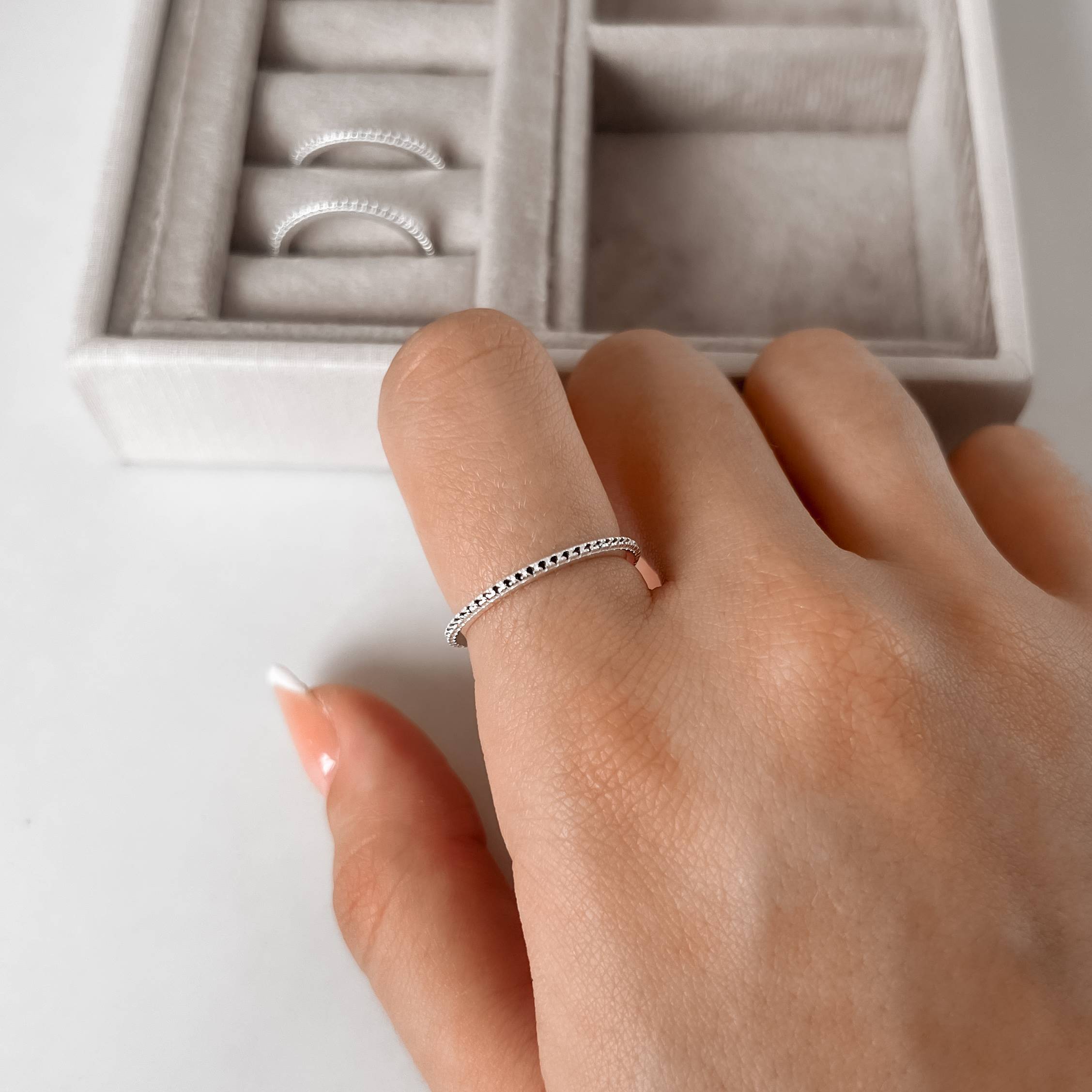 Imagem Anel aliança fina cravejada ônix