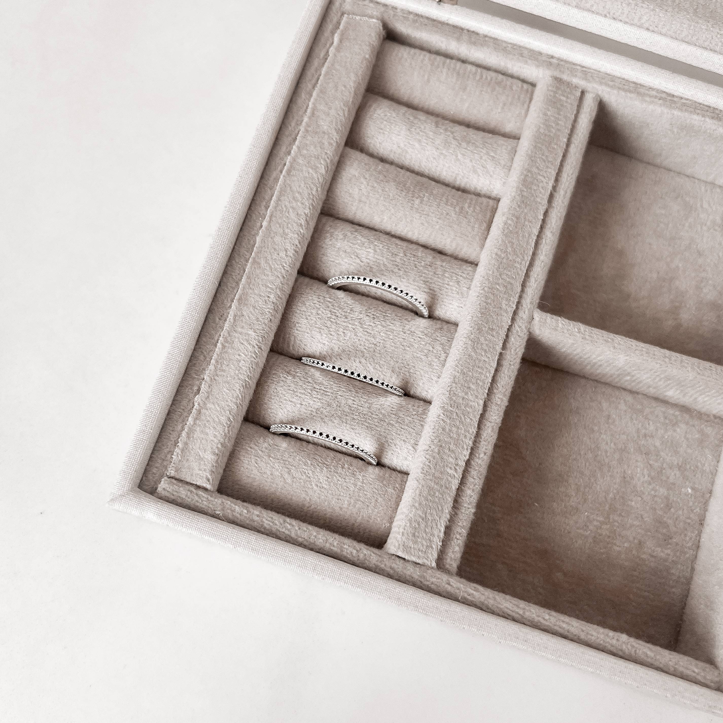 Imagem Secundária Anel aliança fina cravejada ônix