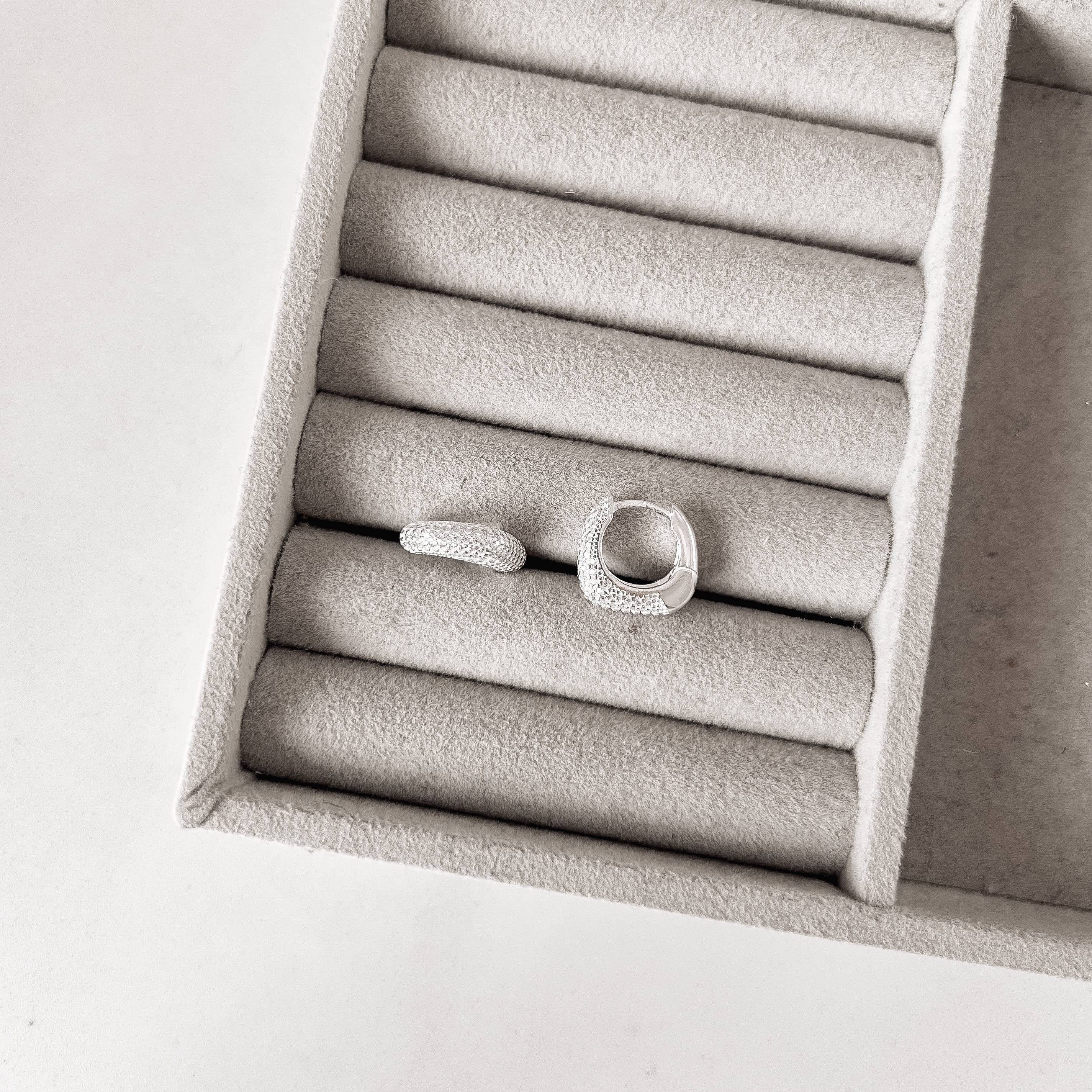 Argola click quadrada com cravejado 13mm