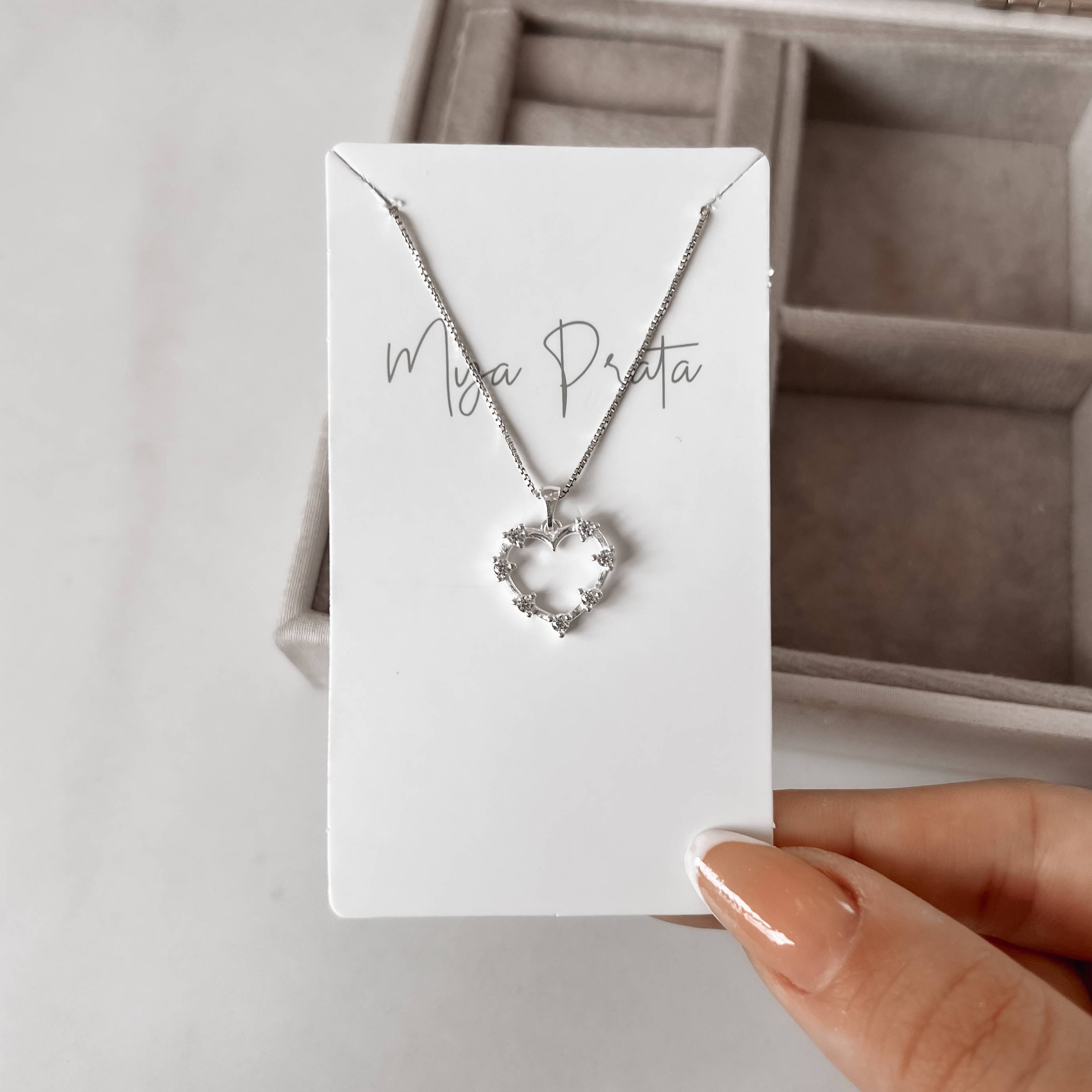 Colar pingente coração vazado com zircônias 14mm 45cm