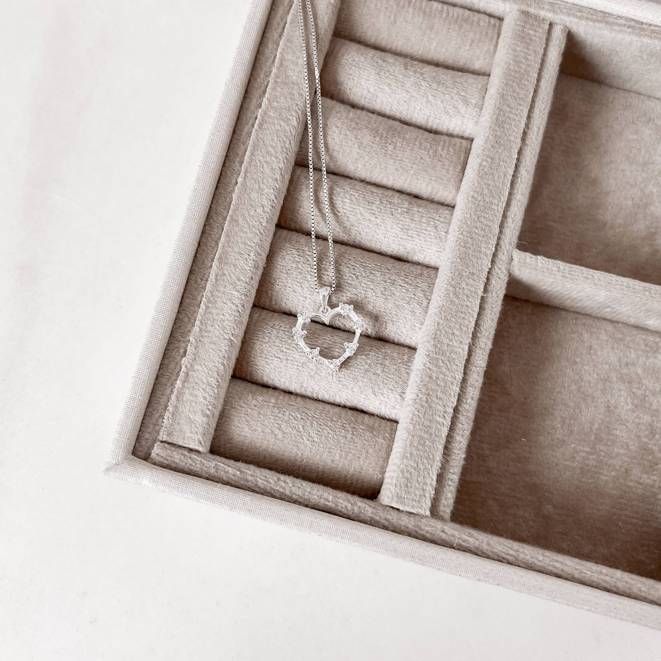 Imagem Secundária Colar pingente coração vazado com zircônias 14mm 45cm