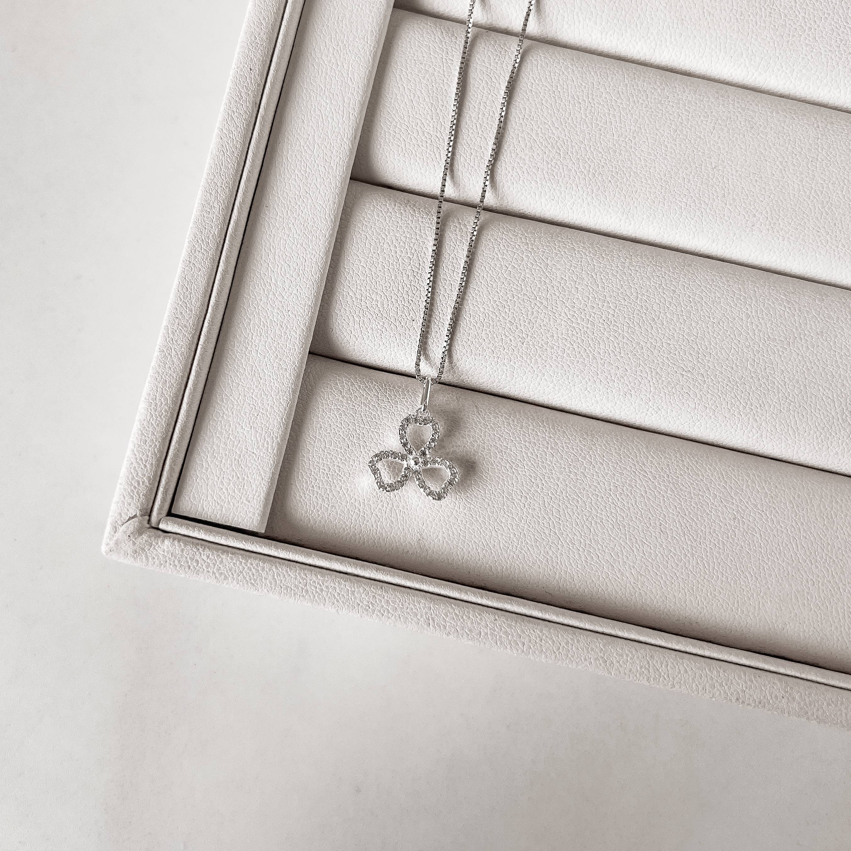 Colar pingente trevo vazado cravejado 12mm 45cm