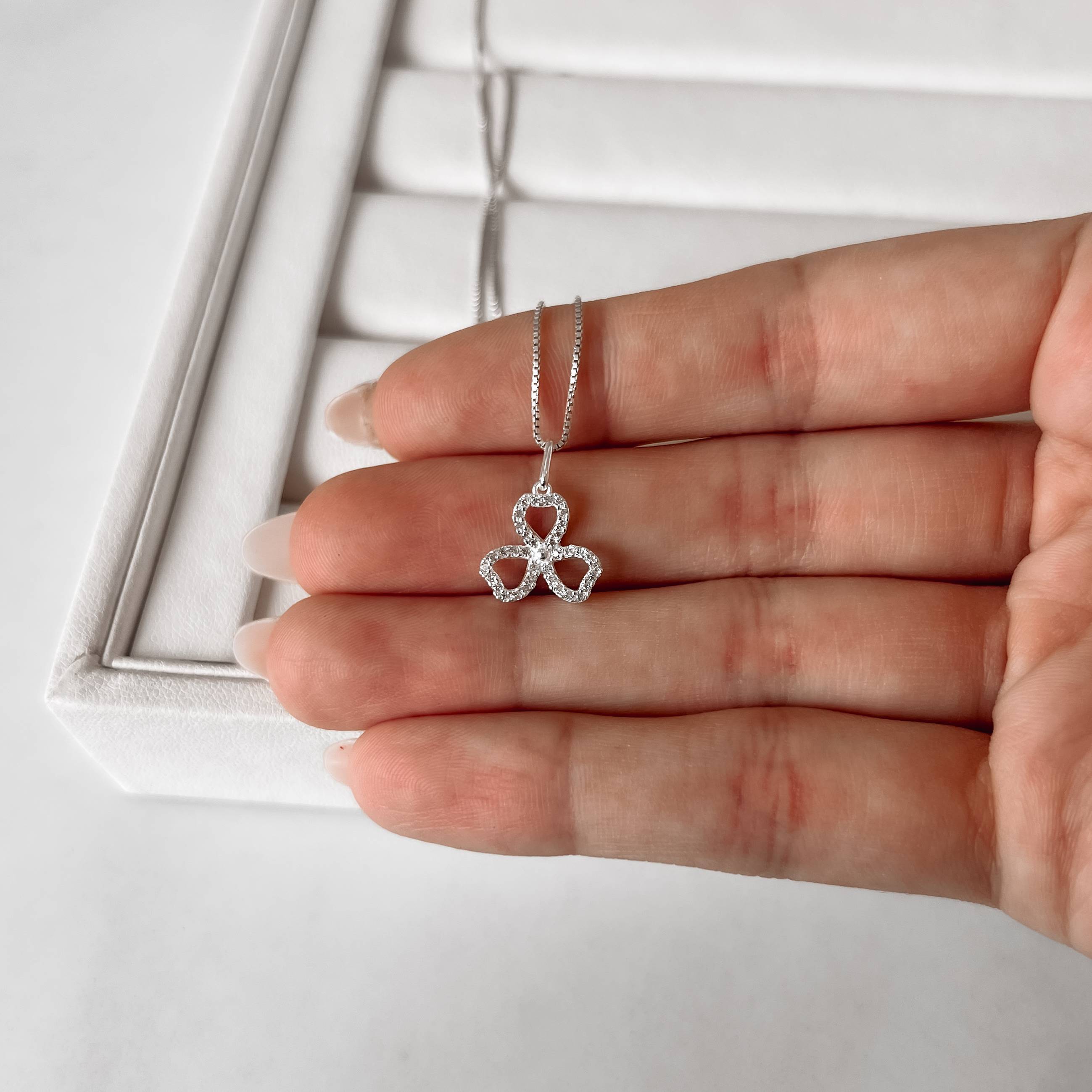 Imagem Secundária Colar pingente trevo vazado cravejado 12mm 45cm