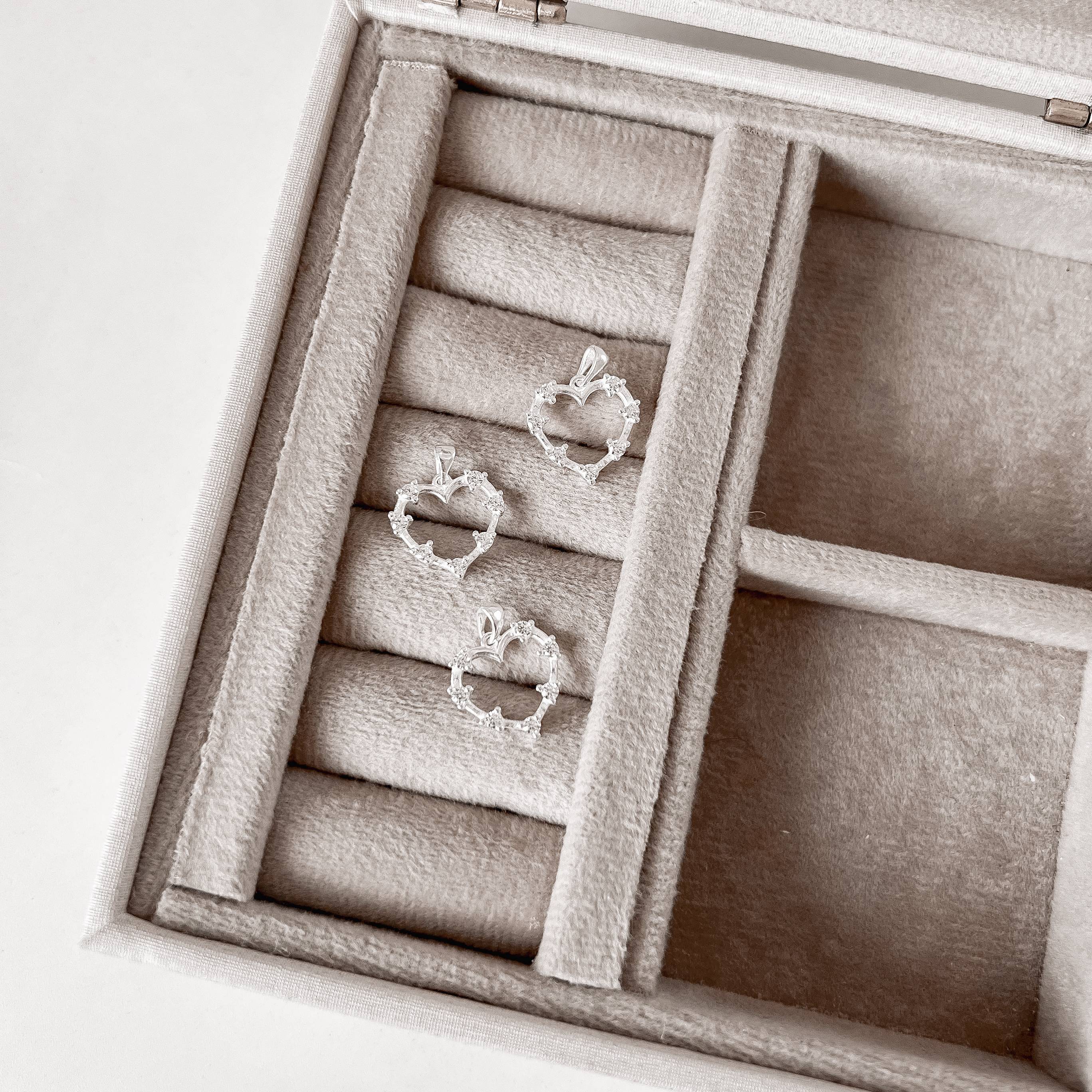 Pingente coração vazado com zircônias 14mm