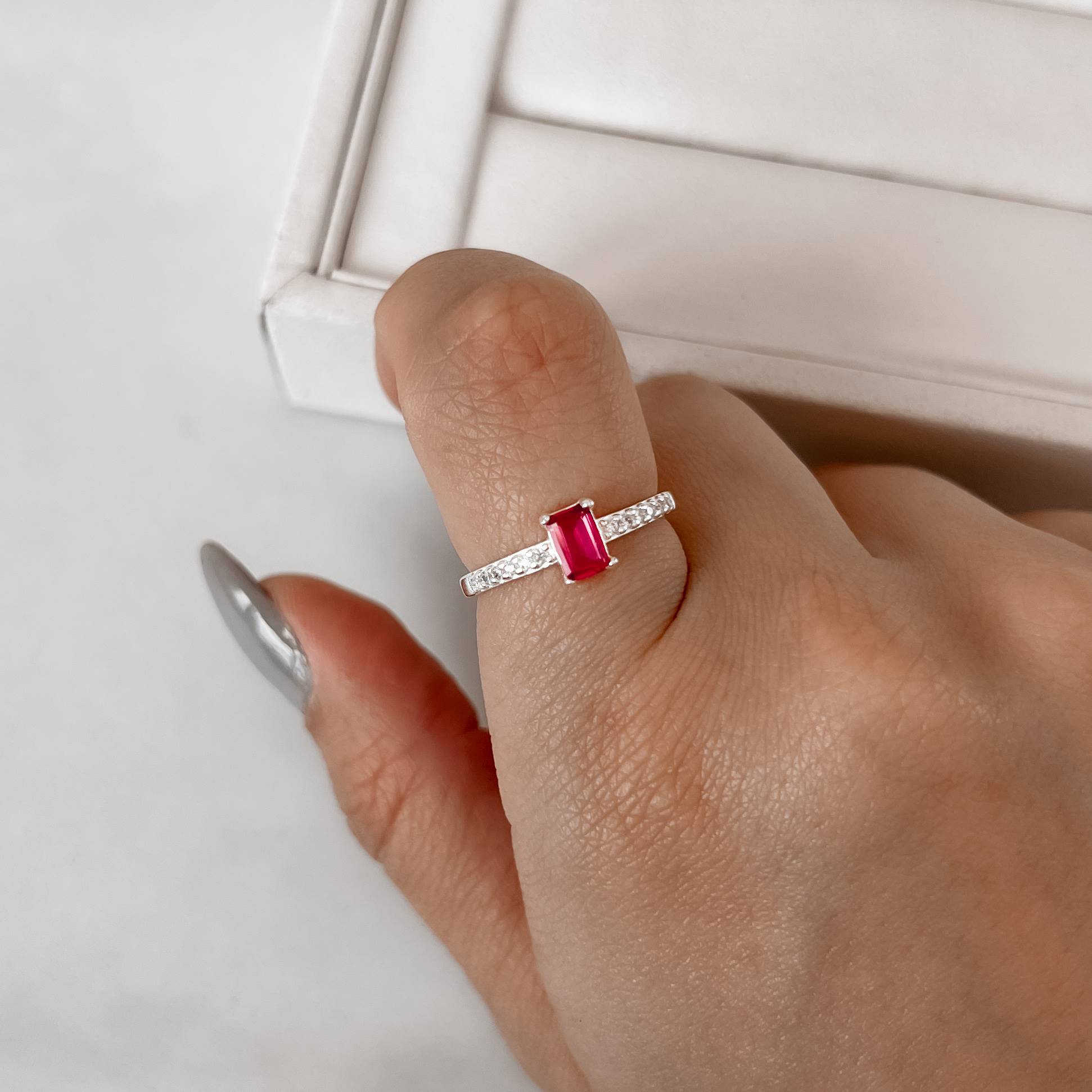 Imagem Anel zircônia retangular cereja com cravejado