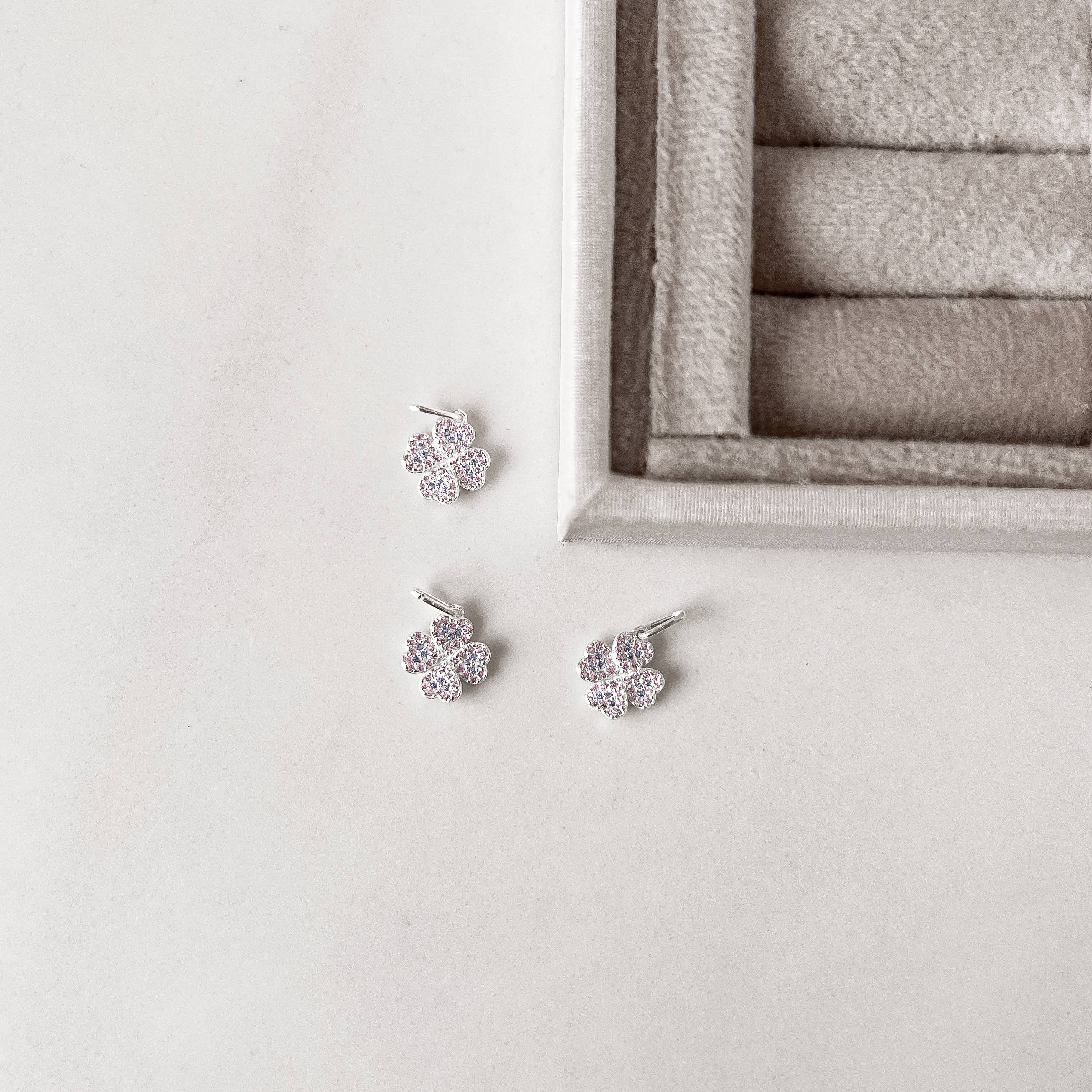 Pingente trevo cravejado rosa e lilás 9mm