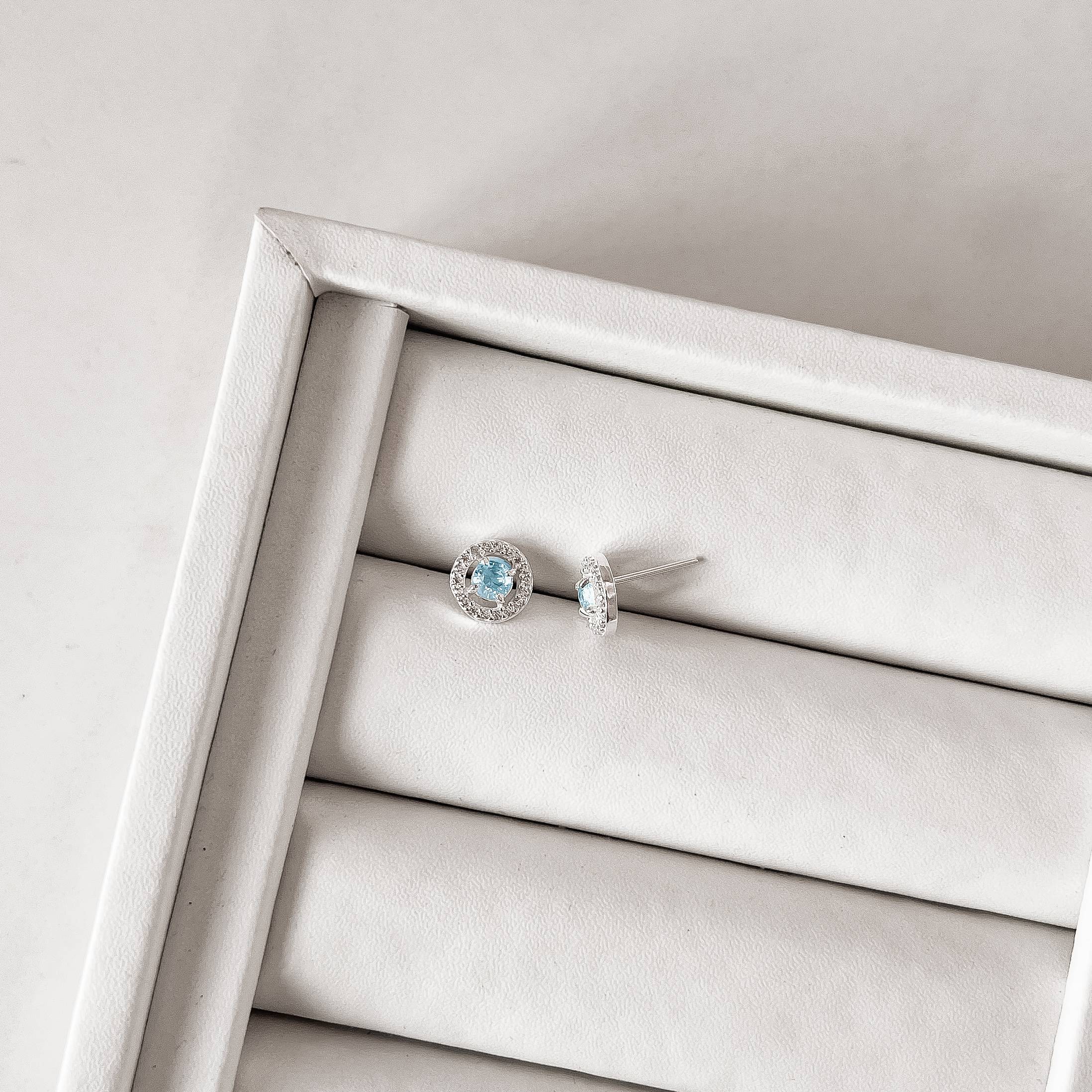 Imagem Brinco zircônia redonda azul claro com cravejado 9mm