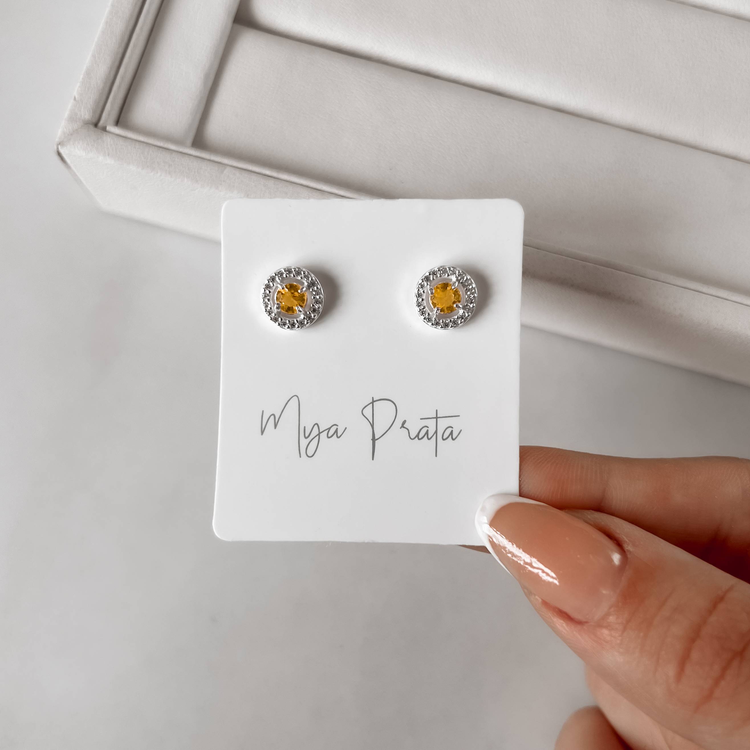 Brinco zircônia redonda amarela com cravejado 9mm